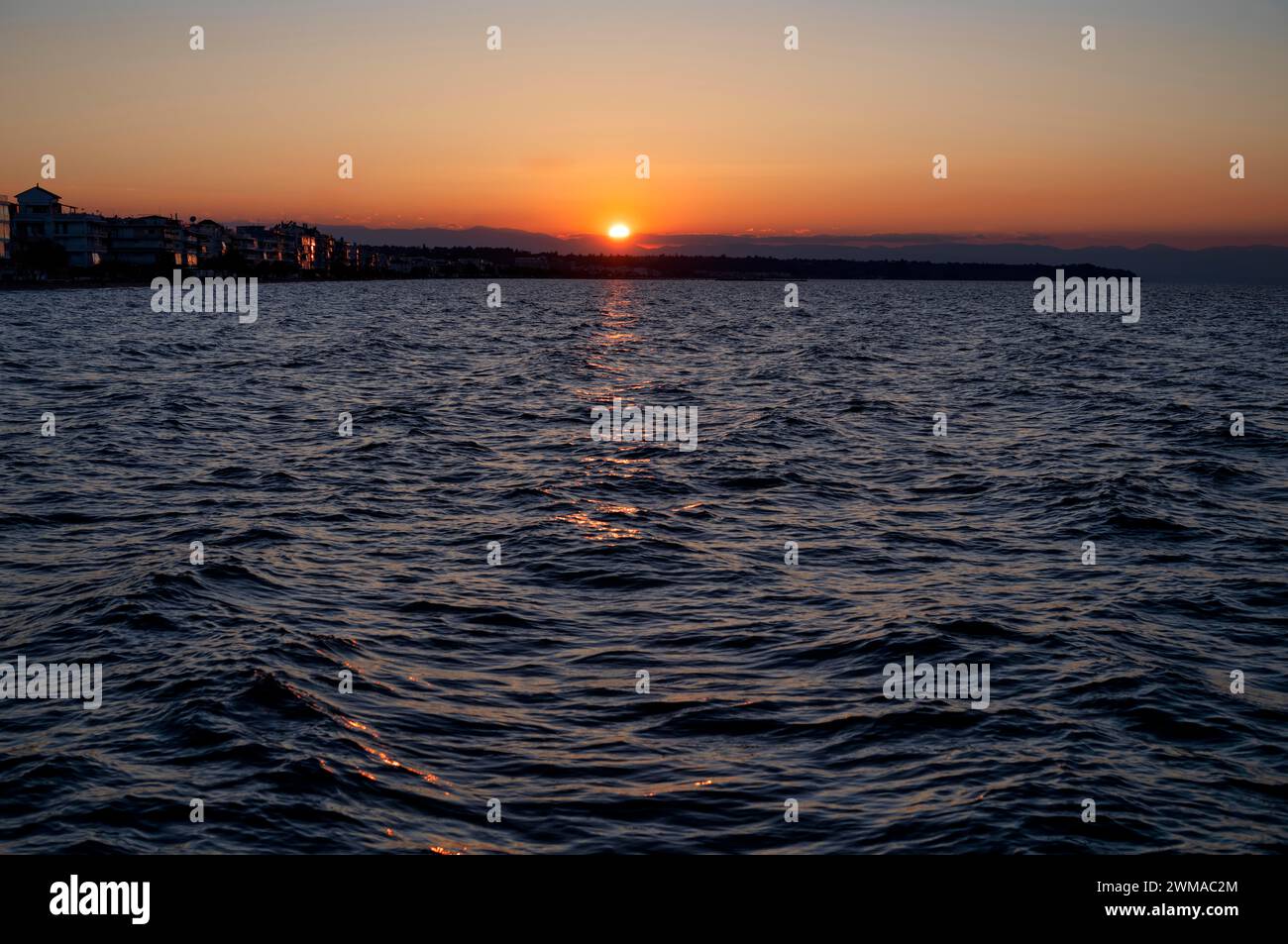 Tramonto in riva al mare, romantico, Peraia, anche Perea, Salonicco, Macedonia, Grecia Foto Stock