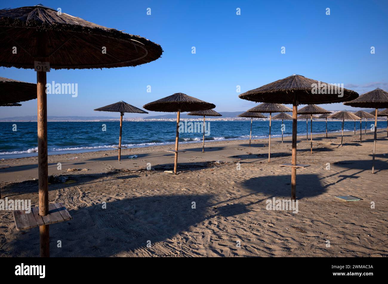 Ombrelloni, bar sulla spiaggia, vuoto, spiaggia, mare, Peraia, anche Perea, luce serale, Salonicco, Macedonia, Grecia Foto Stock
