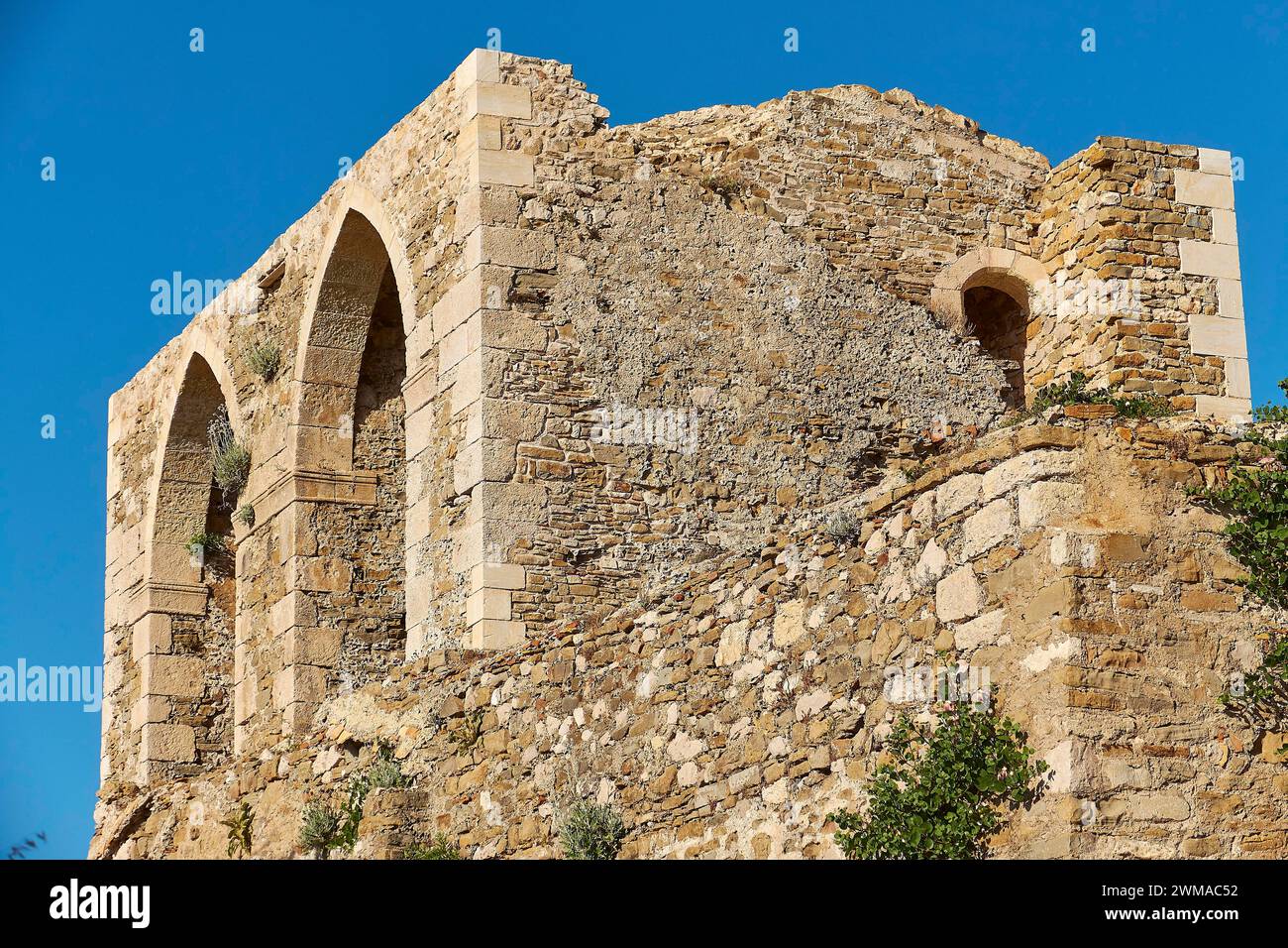 Parte di un'antica fortezza in pietra con due finestre ad arco di fronte a un cielo blu, fortezza marina Methoni, Peloponneso, Grecia Foto Stock