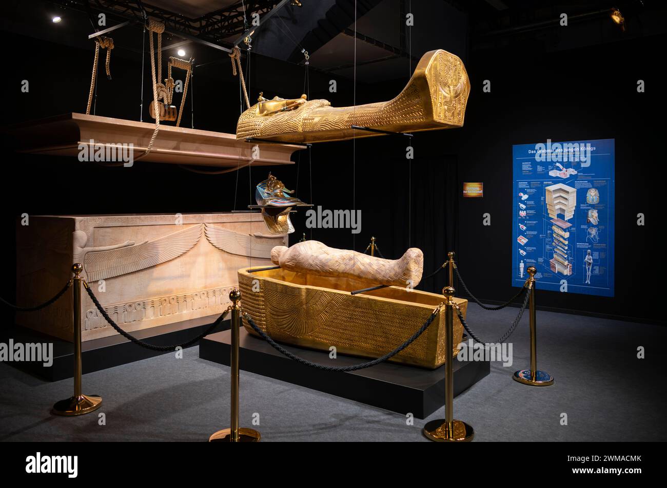 Mostra su Tutankhamon, immersiva, interattiva, esplosiva mostra della tomba, del sarcofago, di Hanns-Martin-Schleyer-Halle, Stoccarda Foto Stock
