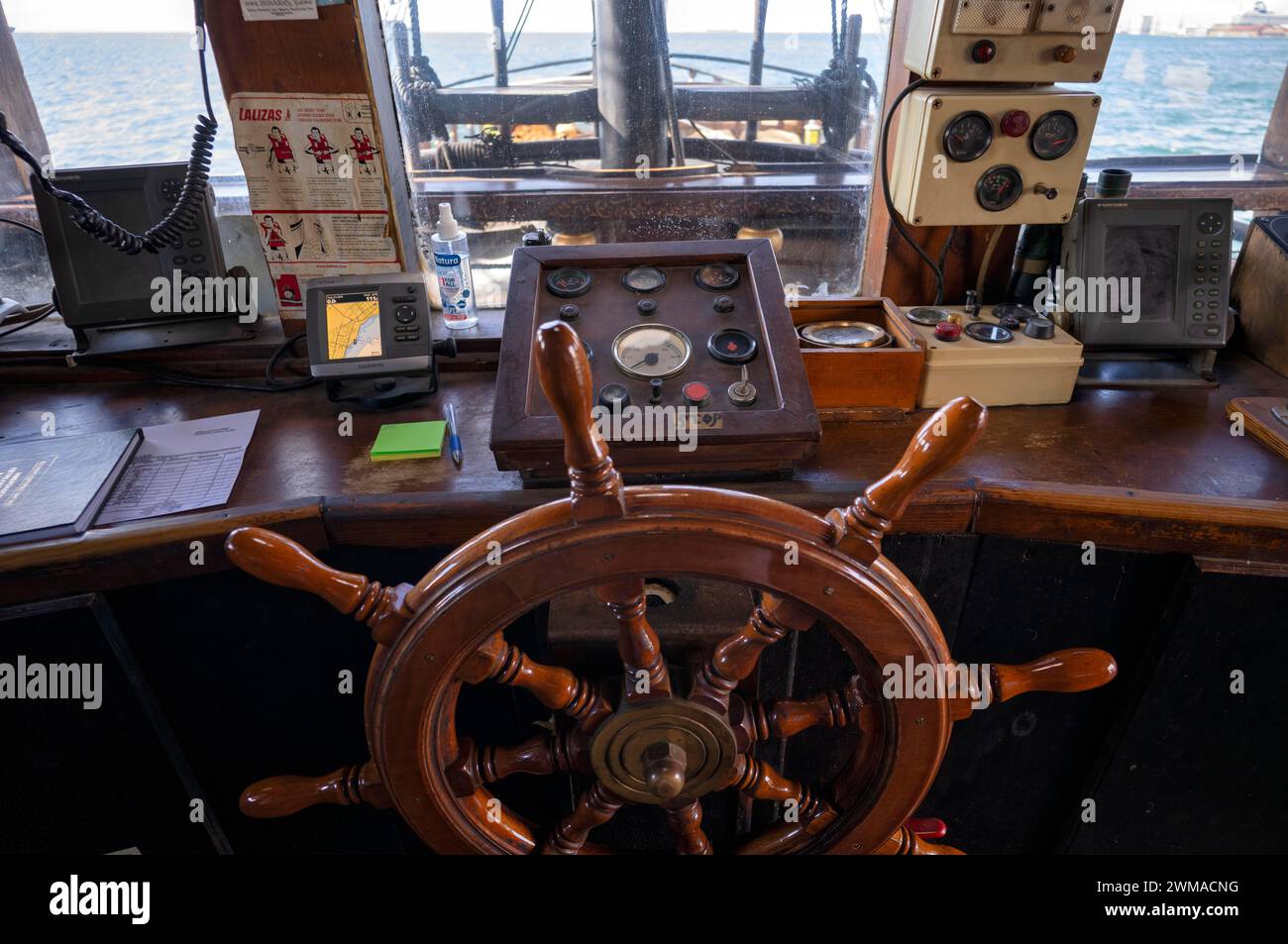 Vista interna volante, timone, ponte, ponte, nave turistica, barca per escursioni, nave pirata Arabella, Thessaloniki Pirates, Salonicco Foto Stock