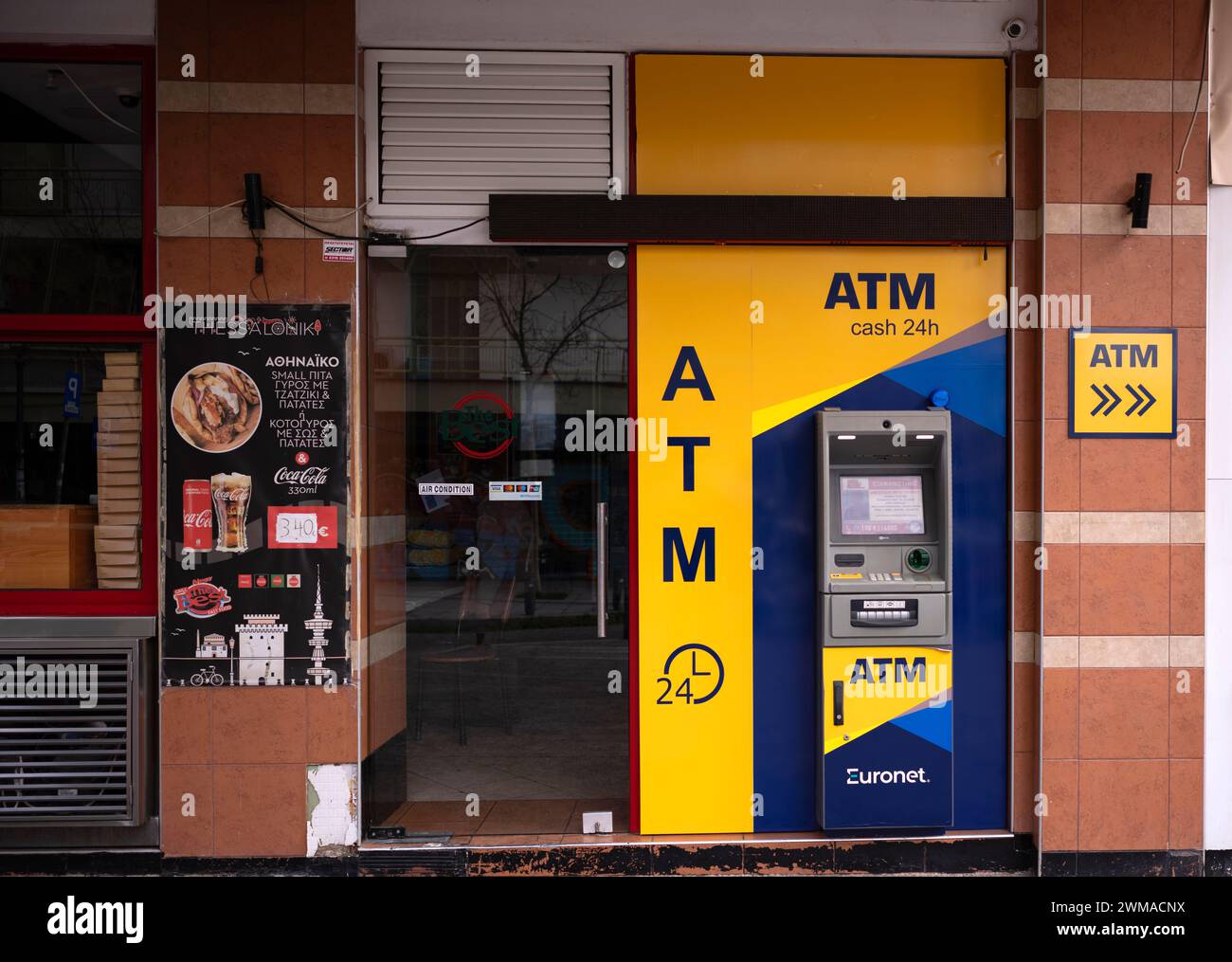Bancomat, distributore di contanti, bancomat, accanto allo snack bar Gyros, Salonicco, Macedonia, Grecia Foto Stock
