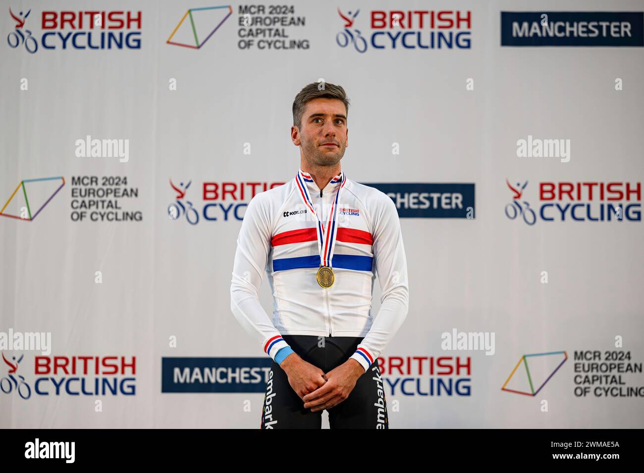 MANCHESTER, REGNO UNITO. 24 febbraio, 24. - Finale TT maschile e cerimonia della medaglia - semifinali, finali e medaglie femminili - semifinali Sprint maschile, finale e cerimonia della medaglia - finale dell'inseguimento individuale femminile e cerimonia della medaglia - finale dell'inseguimento femminile di paracycling C1-5 e cerimonia della medaglia - finale dell'inseguimento B maschile e cerimonia della medaglia - finale dell'inseguimento B femminile di paracyling e cerimonia della medaglia - finale della corsa a punti maschile e cerimonia della medaglia del giorno 2 eventi durante i Campionati nazionali britannici di pista 2024 al National Cycling Centre sabato 24 febbraio 2024 in MAN Foto Stock