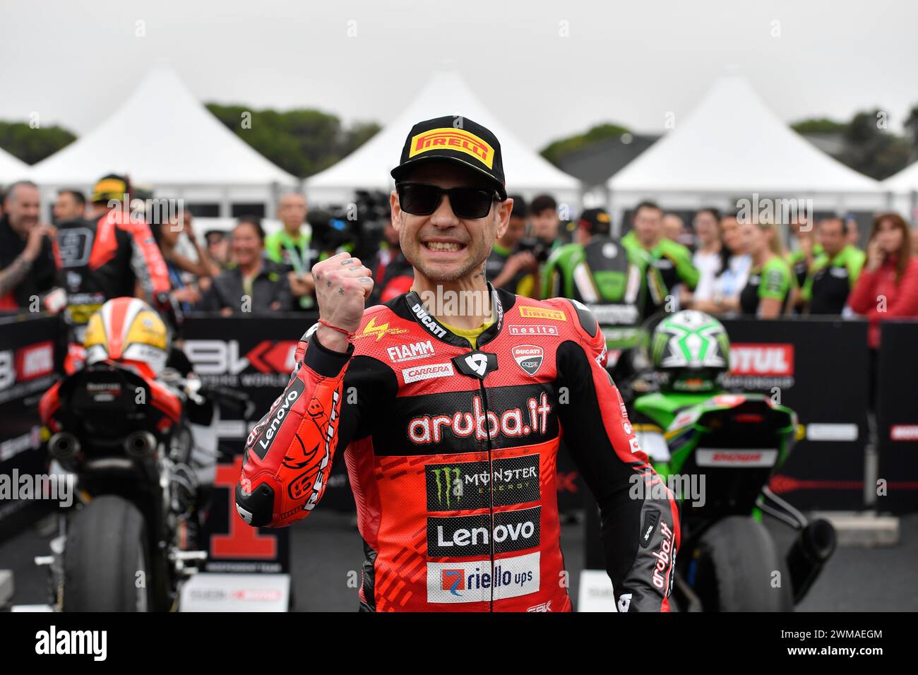 MELBOURNE, AUSTRALIA. 25 febbraio 2024. Alvaro Bautista(1) di Spagna in sella alla Ducati Panigale V4R per Aruba.IT Racing - Ducati festeggia il 2° posto da gara 2 all'apertura del Campionato Mondiale Superbike 2024 sul circuito di Phillip Island. Accreditare Karl Phillipson/Alamy Live News Foto Stock