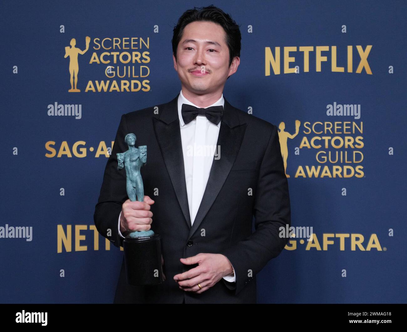 Los Angeles, Stati Uniti. 24 febbraio 2024. Steven Yeun, vincitore del premio Outstanding male Actor in a Television Movie o Limited Series per le pose di manzo nella sala stampa presso lo Screen Actors Guild Awards, tenutosi presso lo Shrine Auditorium e l'Expo Hall di Los Angeles, CA, sabato 24 febbraio 2024. (Foto di Sthanlee B. Mirador/Sipa USA) credito: SIPA USA/Alamy Live News Foto Stock