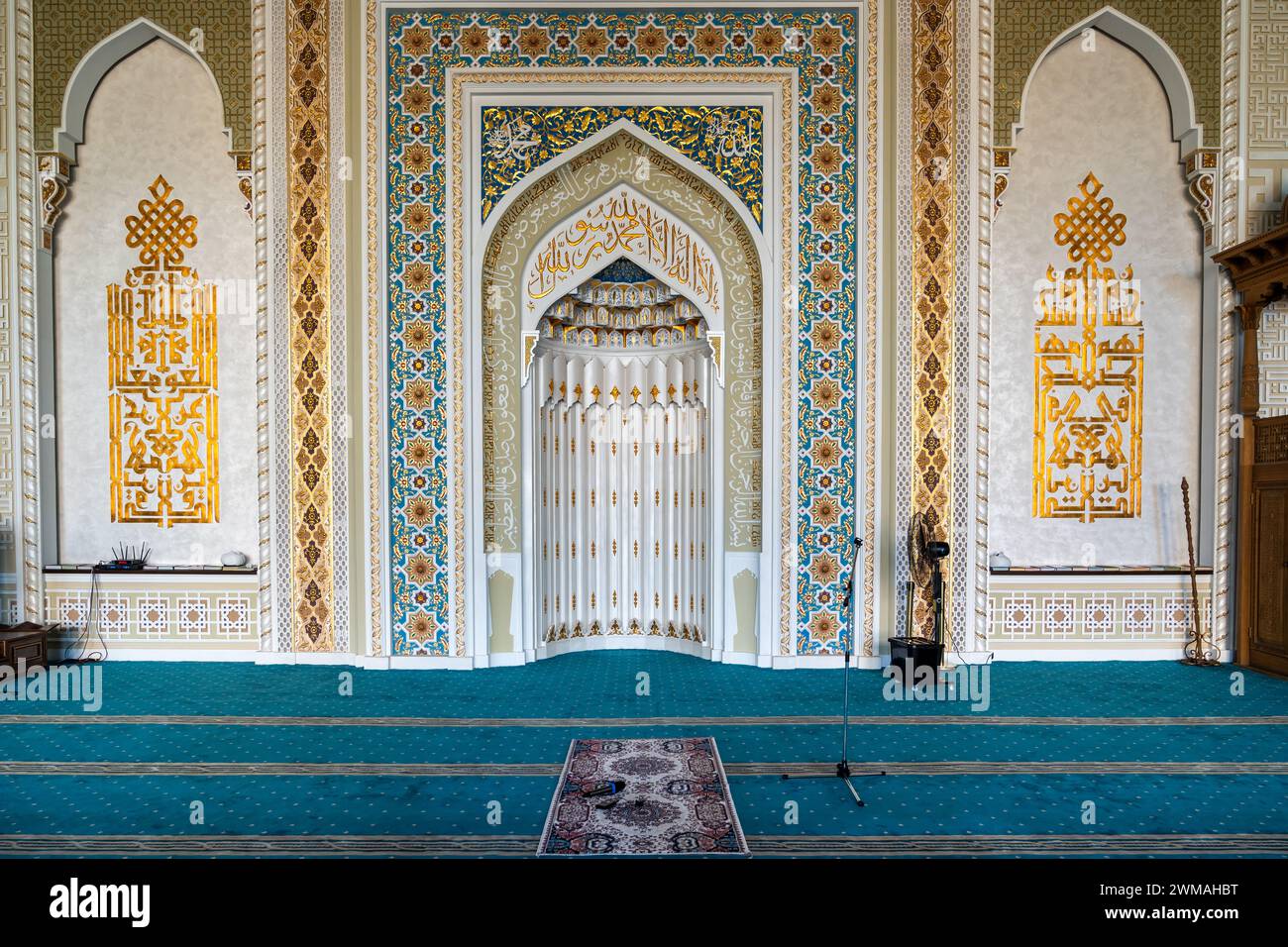 Tashkent, Uzbekistan-11 agosto 2023: All'interno della Moschea Khazrati Imam nel complesso Hazrati Imam durante una giornata di sole. Foto Stock
