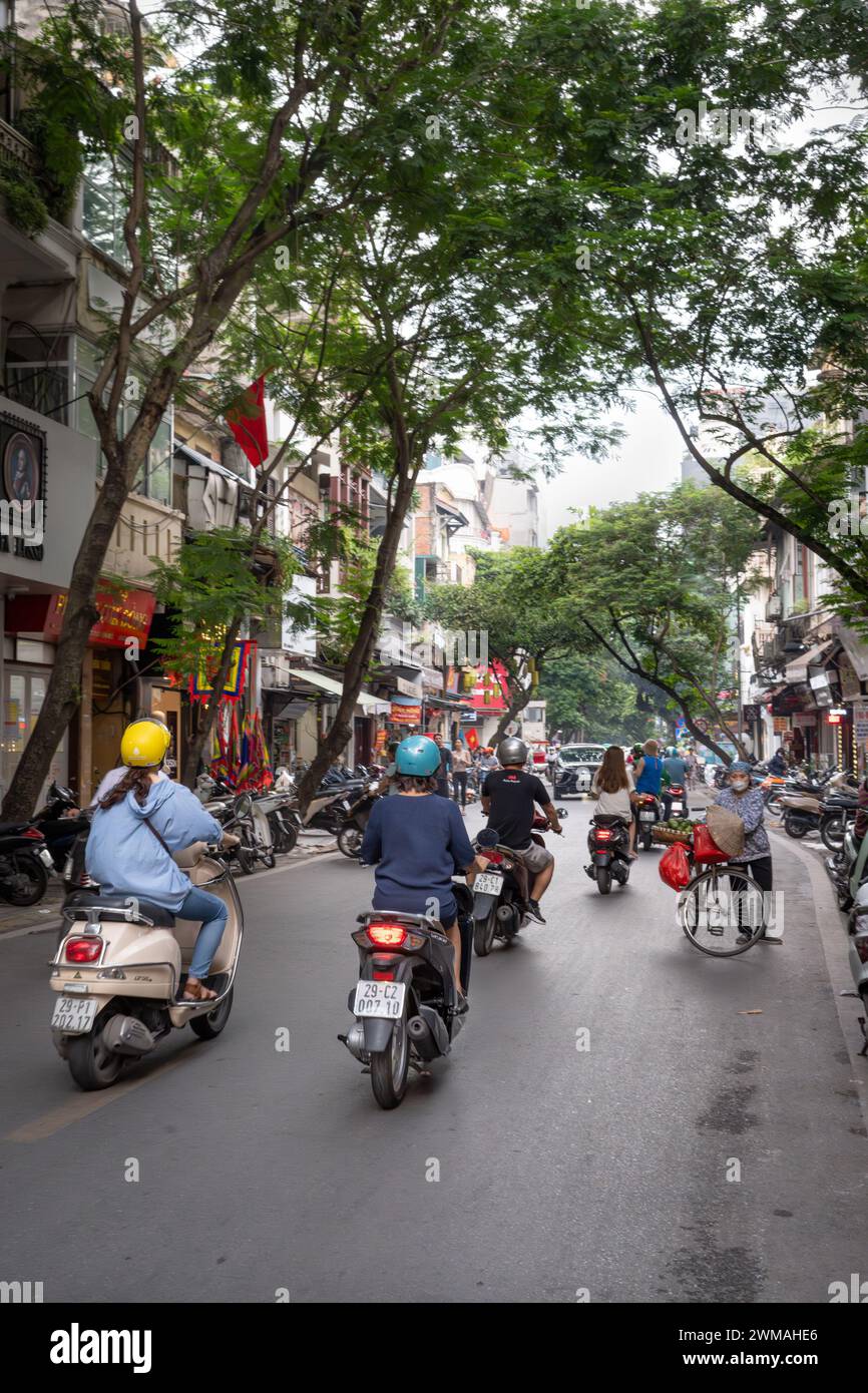 Strade trafficate del quartiere Vecchio di Hanoi, Vietnam Foto Stock