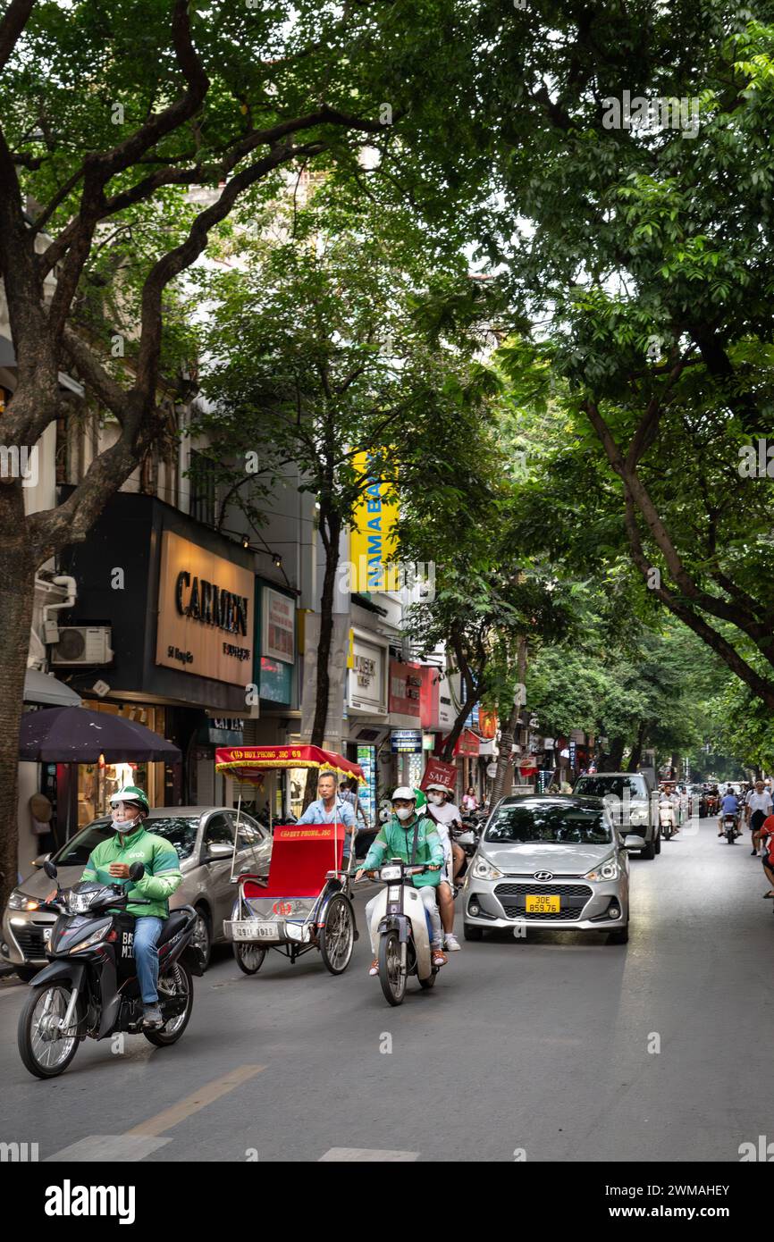 Strade trafficate del quartiere Vecchio di Hanoi, Vietnam Foto Stock