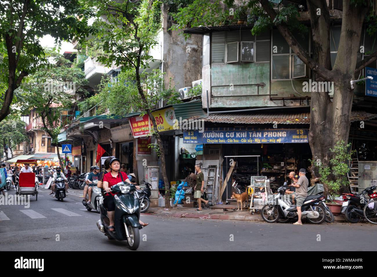 Strade trafficate del quartiere Vecchio di Hanoi, Vietnam Foto Stock