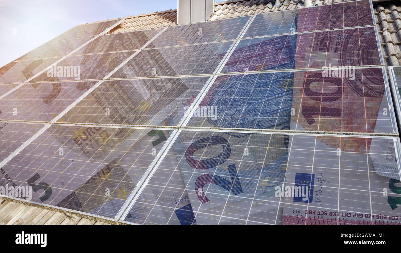 Pannelli fotovoltaici sul tetto di una casa. Banconote in euro trasparenti nei pannelli come simbolo di risparmio attraverso energie alternative. Foto Stock