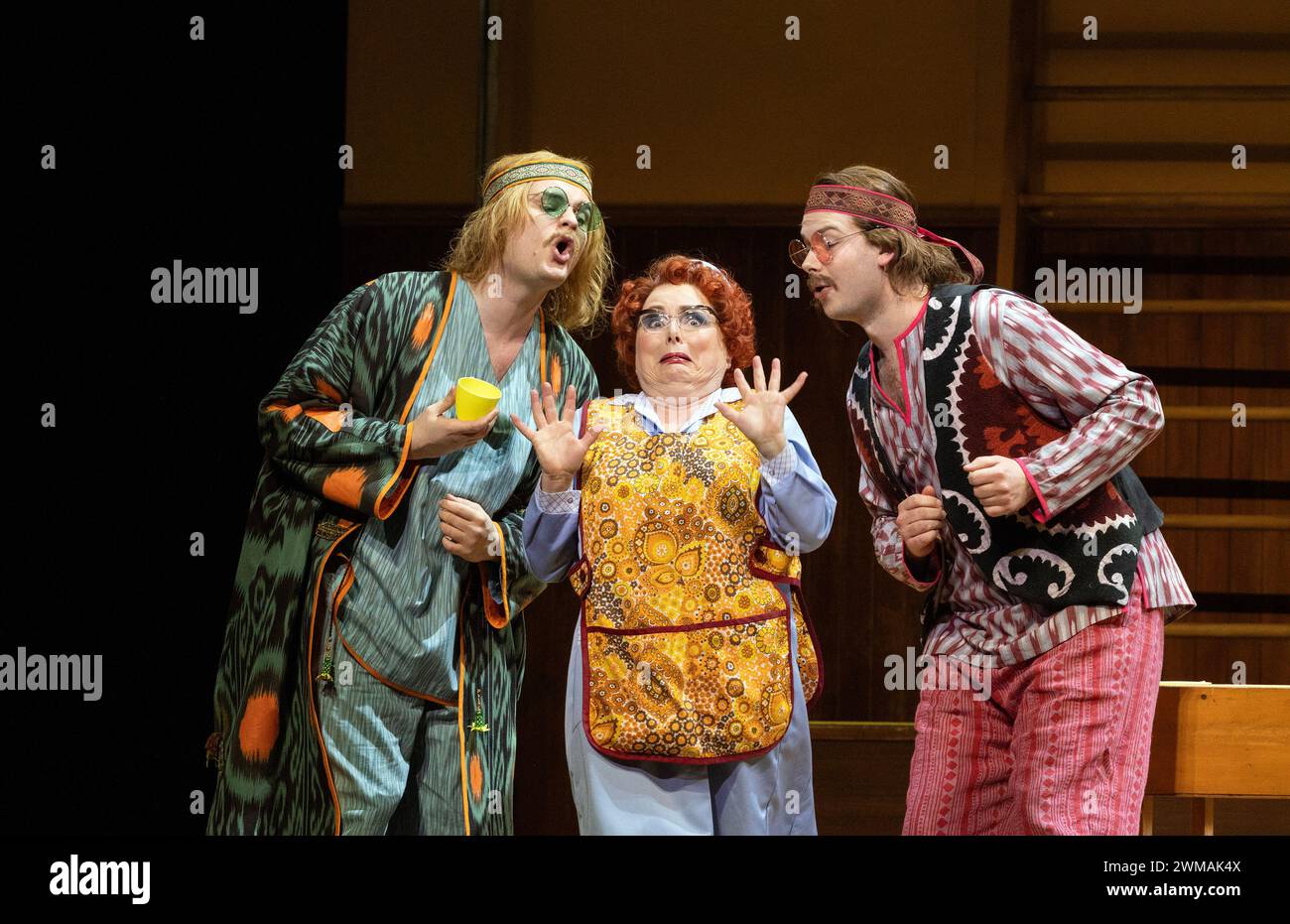 l-r: Egor Zhuravskii (Ferrando), Rebecca Evans (Despina), James Atkinson (Guglielmo) in cosi FAN TUTTE alla Welsh National Opera (WNO), Wales Millennium Centre, Cardiff, Galles 24/02/2024 musica: Mozart libretto: Da Ponte direttore: Tomas Hanus design: Jemima Robinson illuminazione: Mark Jonathan movimento: Michael Spenceley direttore: Max Hoehn Foto Stock