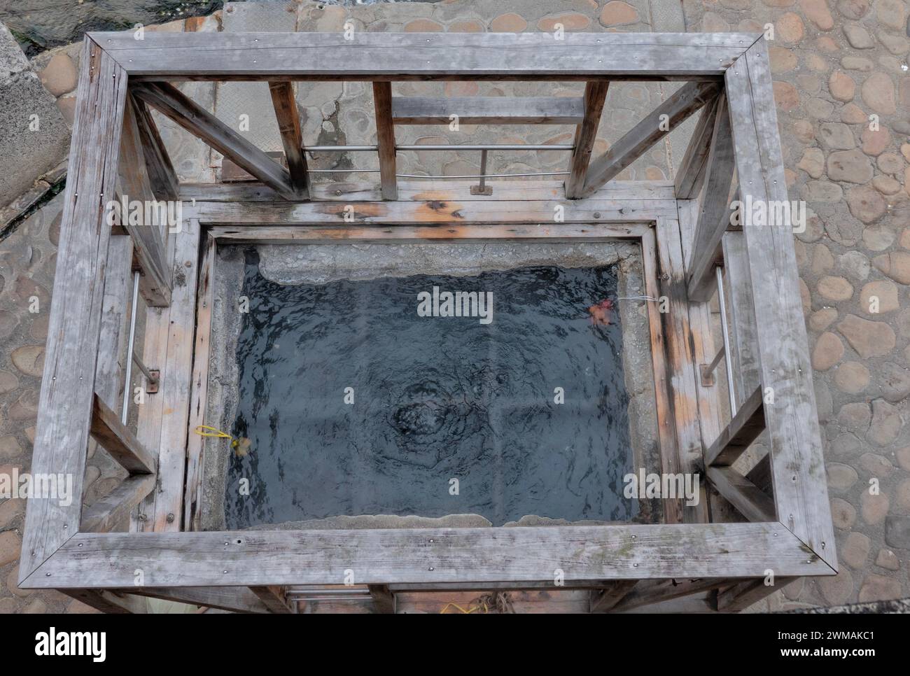 Piscina con uova bollenti nella città termale di Yunomine Onsen, Wakayama, Giappone Foto Stock