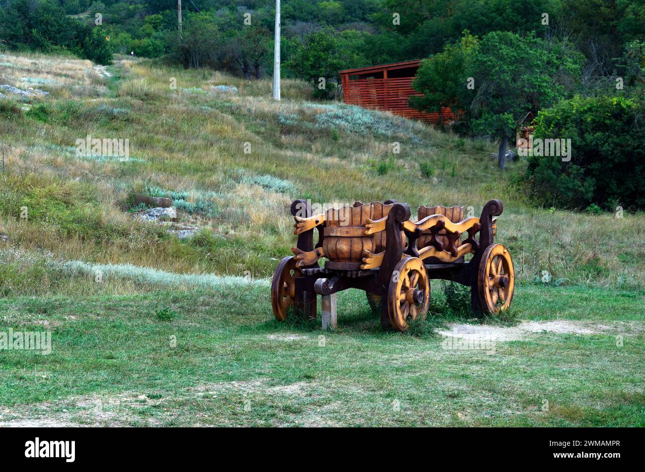 25 agosto 2021. Regione di Simferopol, Crimea, Ucraina. Un carrello decorativo in legno si trova sul prato. Parco paesaggistico e ricreativo. Giorno d'estate. Foto Stock