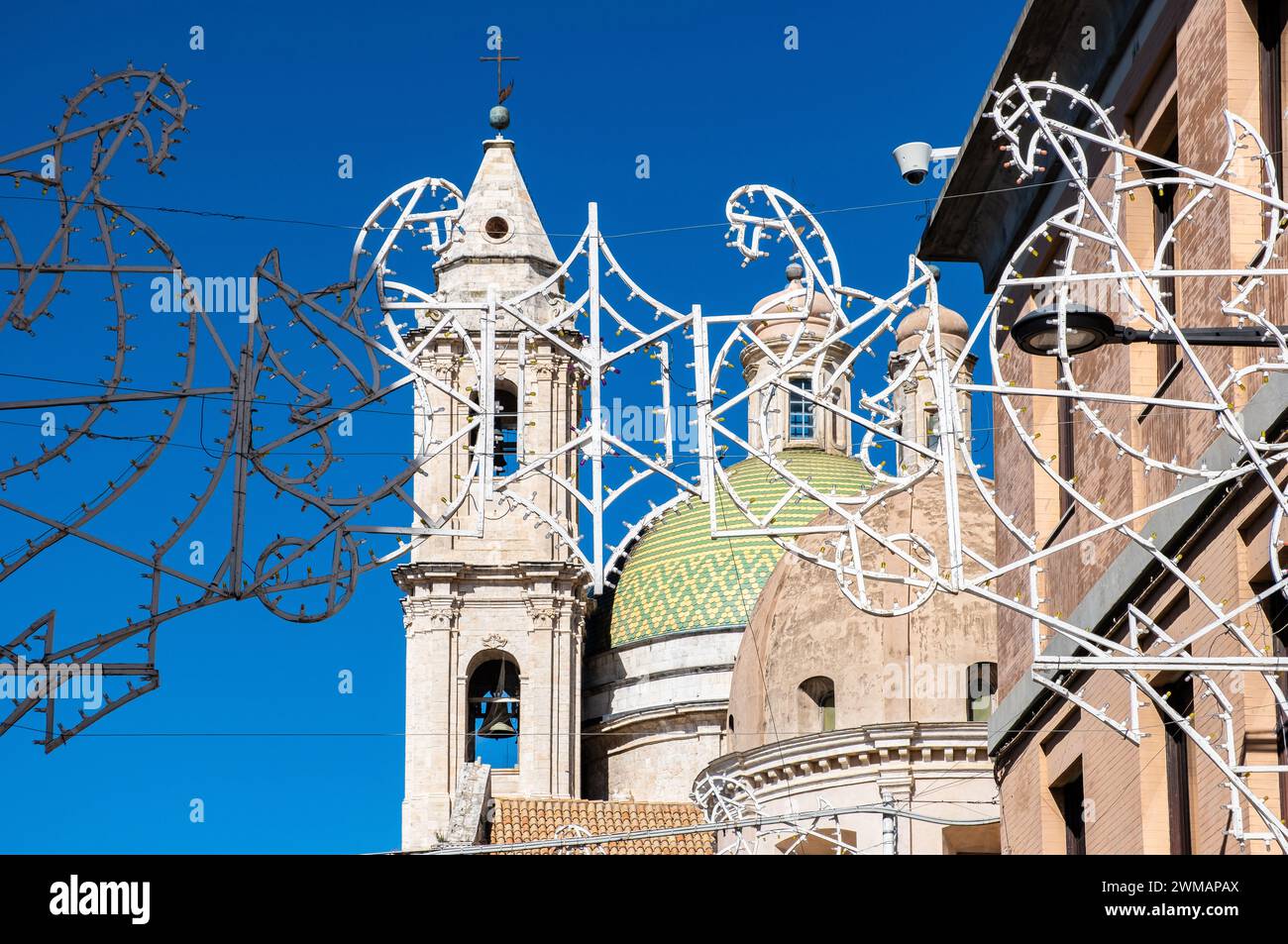 Cattedrale di San Michele Arcangelo della città medievale di Bitetto con luminarie per la festa patronale, Bari pr Foto Stock