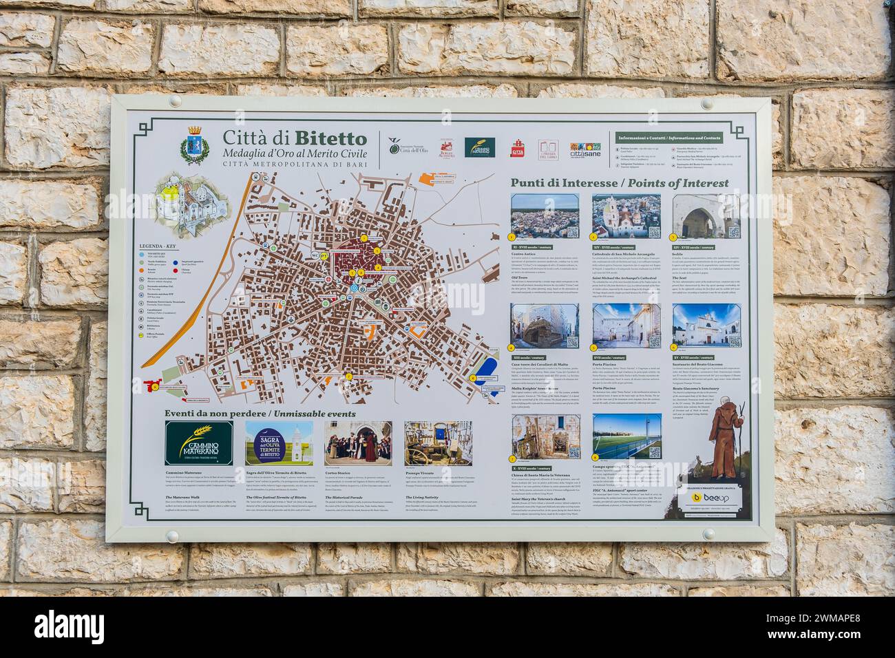 Pannello informativo con mappa della città medievale di Bitetto, provincia di Bari, regione Puglia (Puglia), Italia meridionale, Europa - 19 settembre 2022 Foto Stock