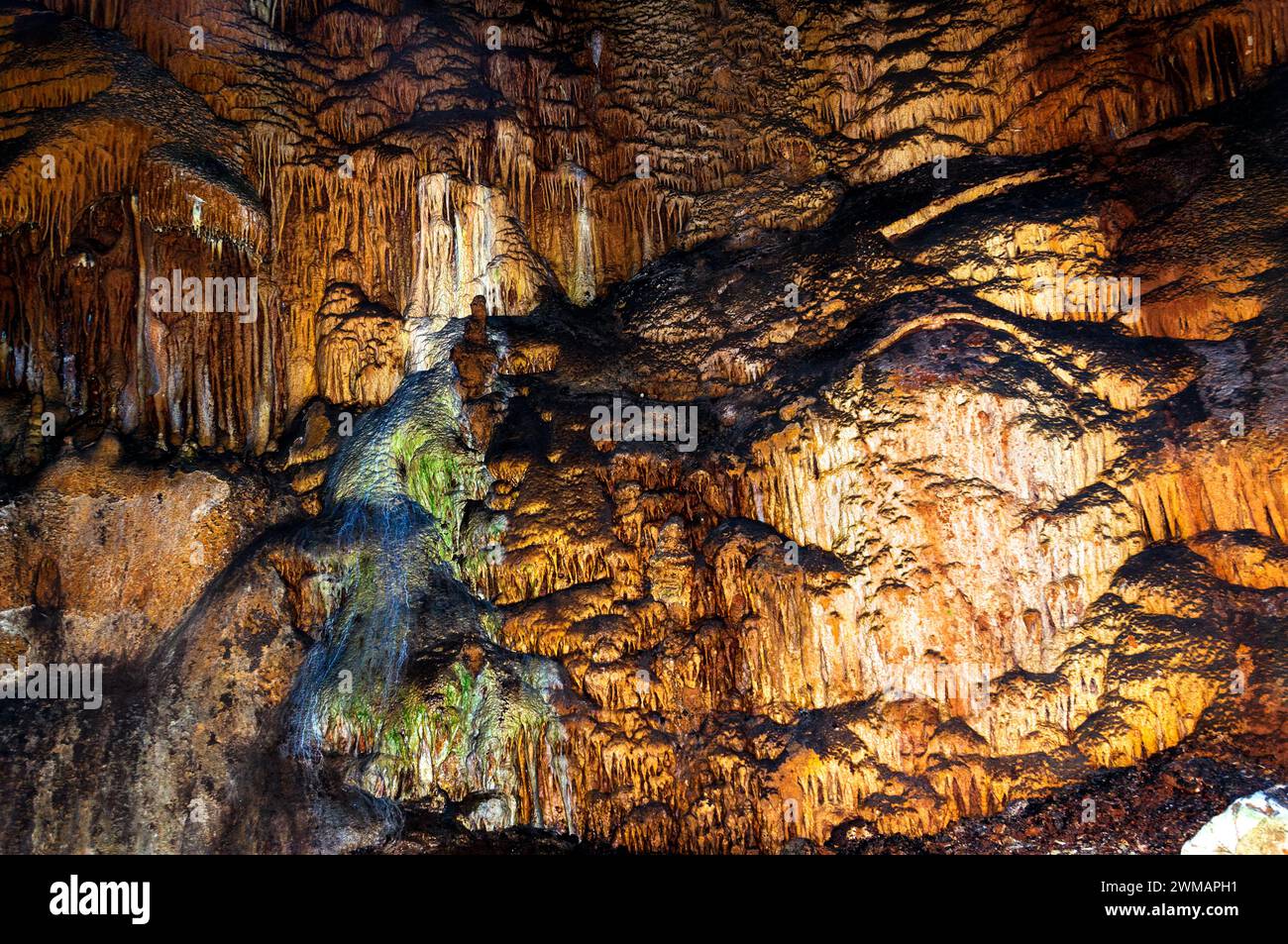 Crimea, Ucraina. Stalattiti, stalagmiti sulle pareti della grotta Emine-Bair-Khosar. Modello per la progettazione. Nitidezza selettiva. Periodo estivo. Foto Stock