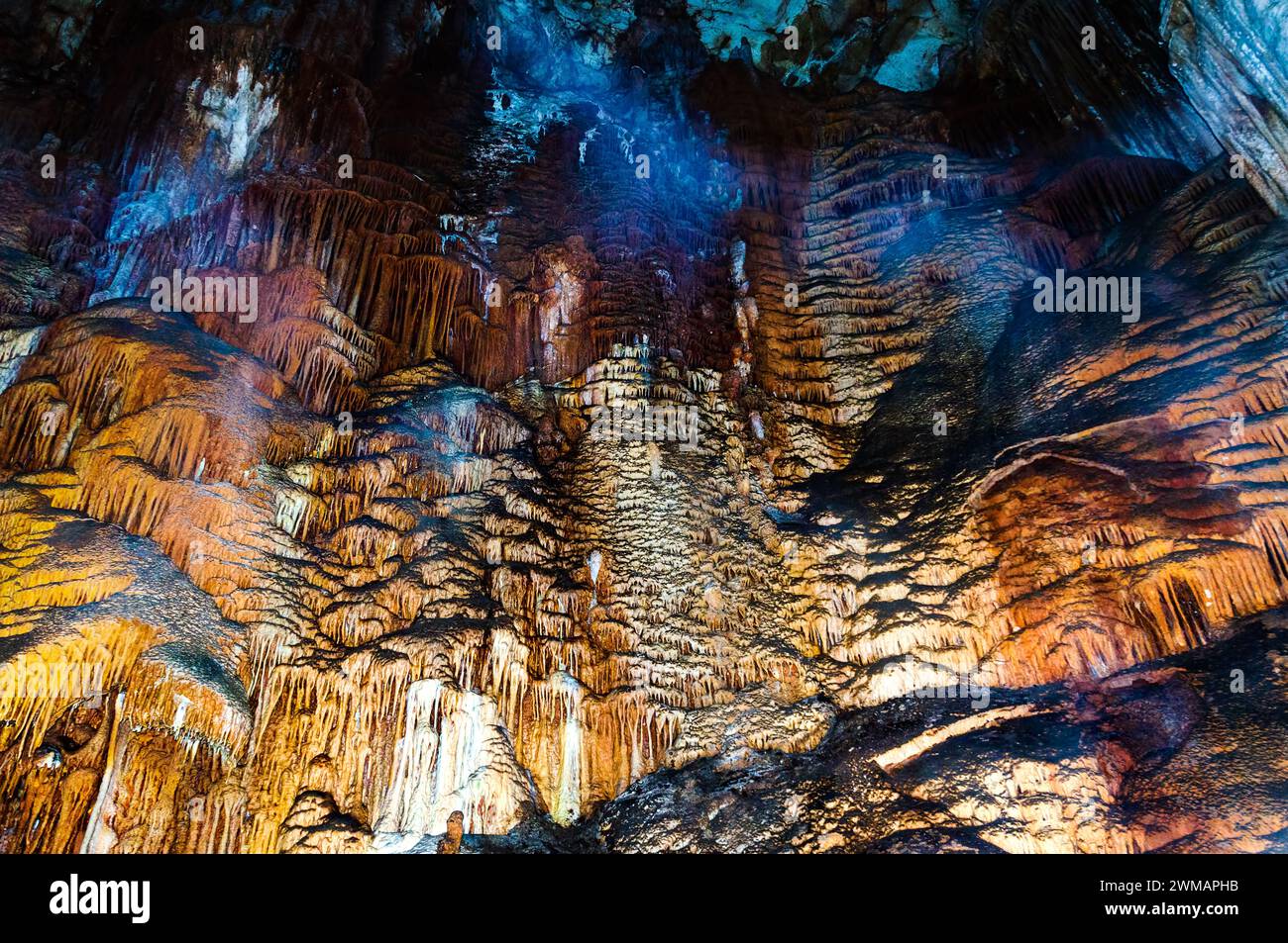 Crimea, Ucraina. Stalattiti, stalagmiti sulle pareti della grotta Emine-Bair-Khosar. Modello per la progettazione. Nitidezza selettiva. Periodo estivo. Foto Stock