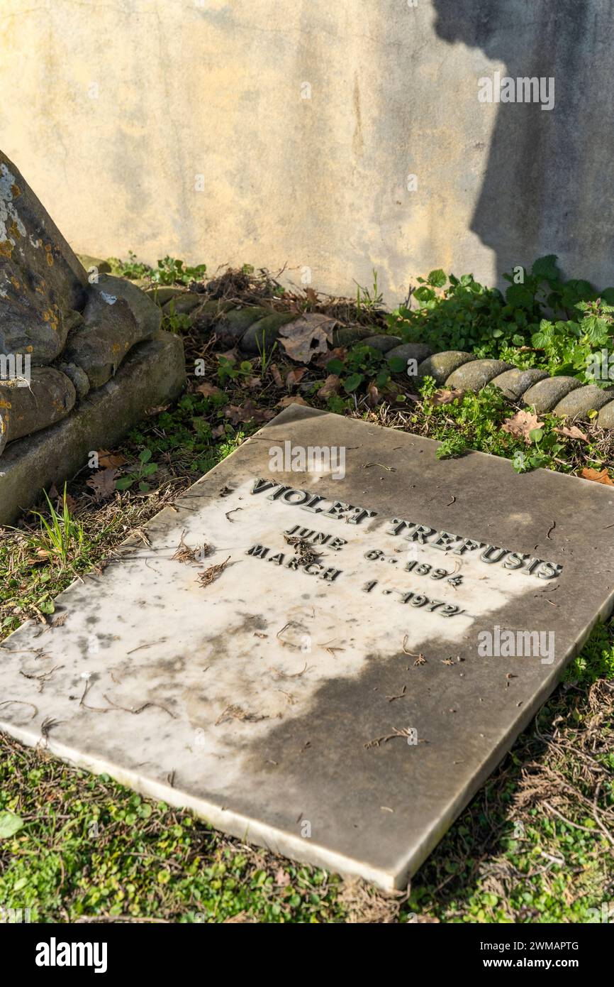 Tomba della scrittrice inglese Violet Trefusis nel Cimitero Evangelico agli Allori, quartiere Galluzzo di Firenze, Toscana, Italia Foto Stock