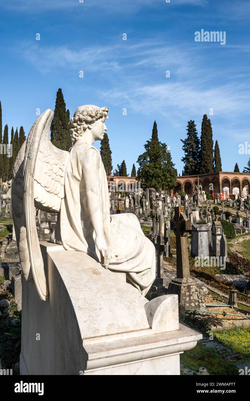 Statua di un angelo su una tomba nel Cimitero Evangelico agli Allori, quartiere Galluzzo di Firenze, Toscana, Italia Foto Stock