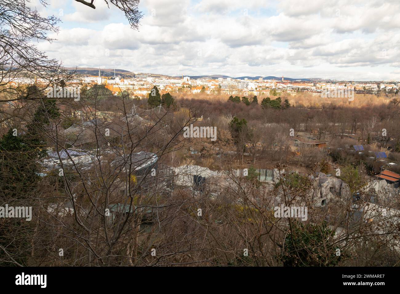 Vista di Vienna dallo zoo di Schönbrunn, Vienna, Austria, Europa. Foto Stock
