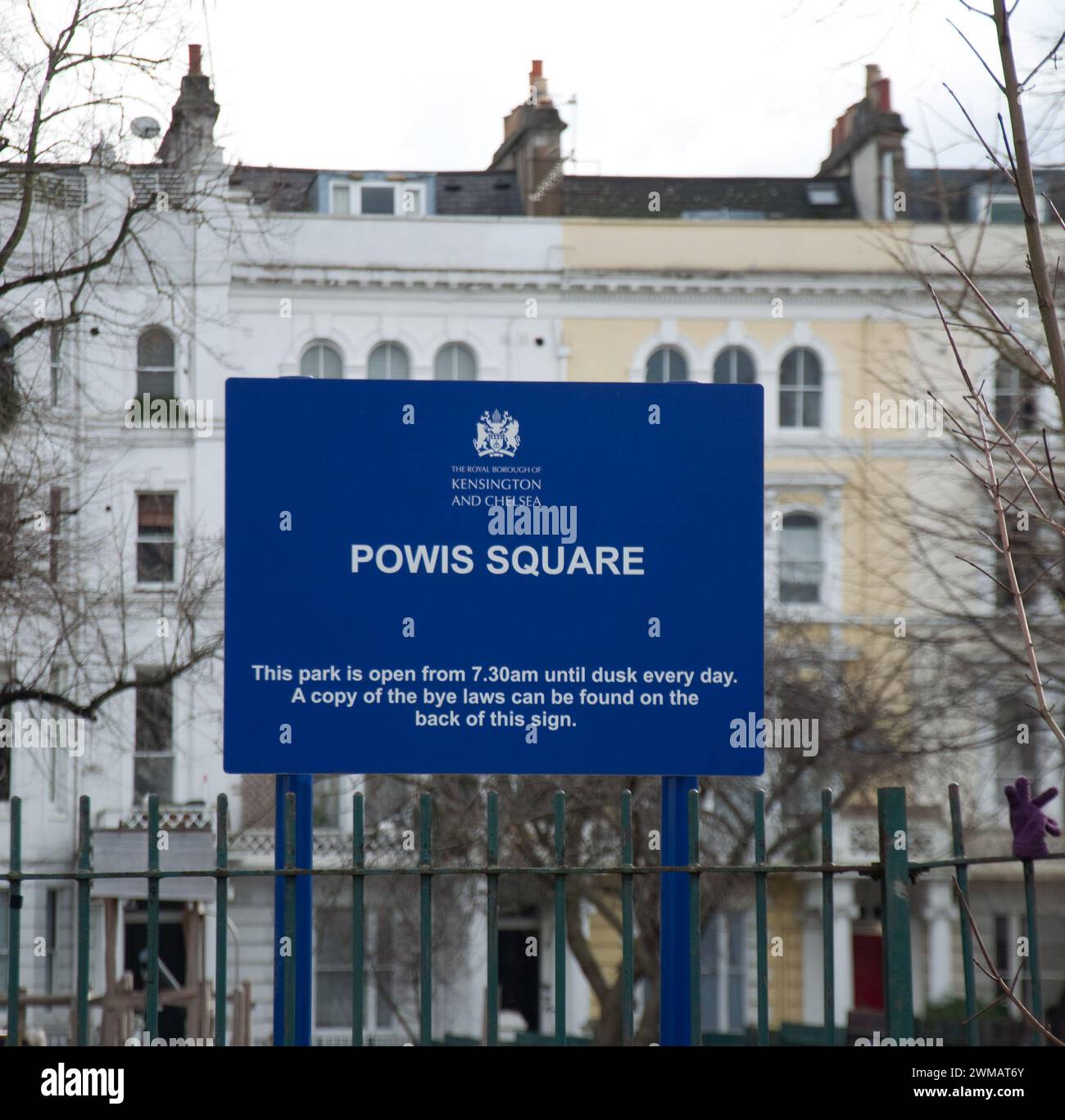 Powis Square non è solo un servizio locale, ma viene utilizzata come sfondo per il famoso Carnevale di Notting Hill ogni agosto. Il primo papà dei bambini Foto Stock