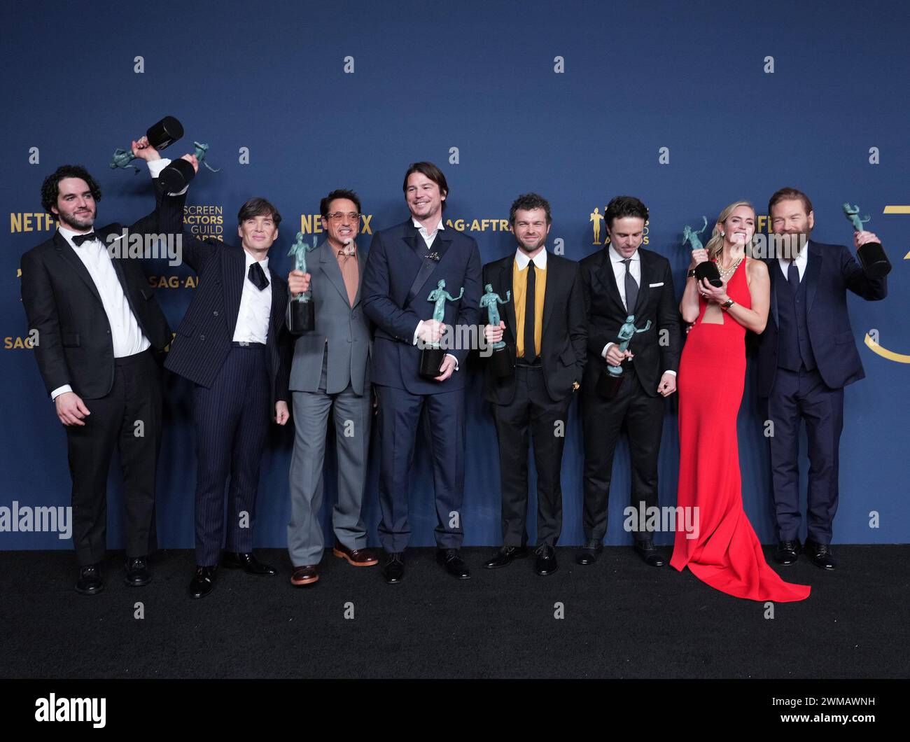 Los Angeles, Stati Uniti. 24 febbraio 2024. (L-R) Benny Safdie, Cillian Murphy, Robert Downey Jr., Josh Hartnett, Alden Ehrenreich, Casey Affleck, Emily Blunt e Kenneth Branagh, vincitrice del premio Outstanding Performance by a Cast in a Motion Picture per le pose "Oppenheimer" nella sala stampa della Screen Actors Guild Awards Press Room, tenutasi sabato presso lo Shrine Auditorium e Expo Hall di Los Angeles, CA, ?24 febbraio 2024. (Foto di Sthanlee B. Mirador/Sipa USA) credito: SIPA USA/Alamy Live News Foto Stock