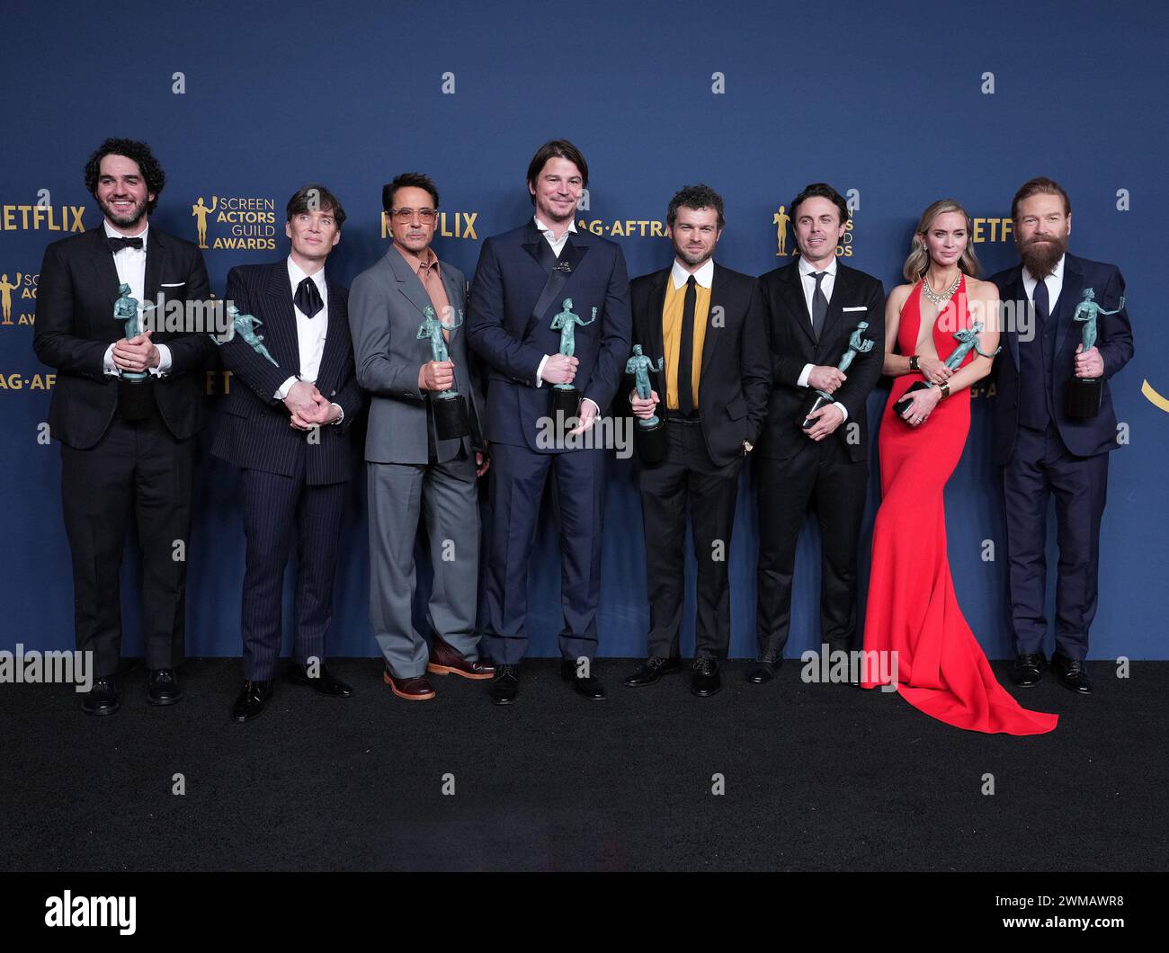 Los Angeles, Stati Uniti. 24 febbraio 2024. (L-R) Benny Safdie, Cillian Murphy, Robert Downey Jr., Josh Hartnett, Alden Ehrenreich, Casey Affleck, Emily Blunt e Kenneth Branagh, vincitrice del premio Outstanding Performance by a Cast in a Motion Picture per le pose "Oppenheimer" nella sala stampa della Screen Actors Guild Awards Press Room, tenutasi sabato presso lo Shrine Auditorium e Expo Hall di Los Angeles, CA, ?24 febbraio 2024. (Foto di Sthanlee B. Mirador/Sipa USA) credito: SIPA USA/Alamy Live News Foto Stock