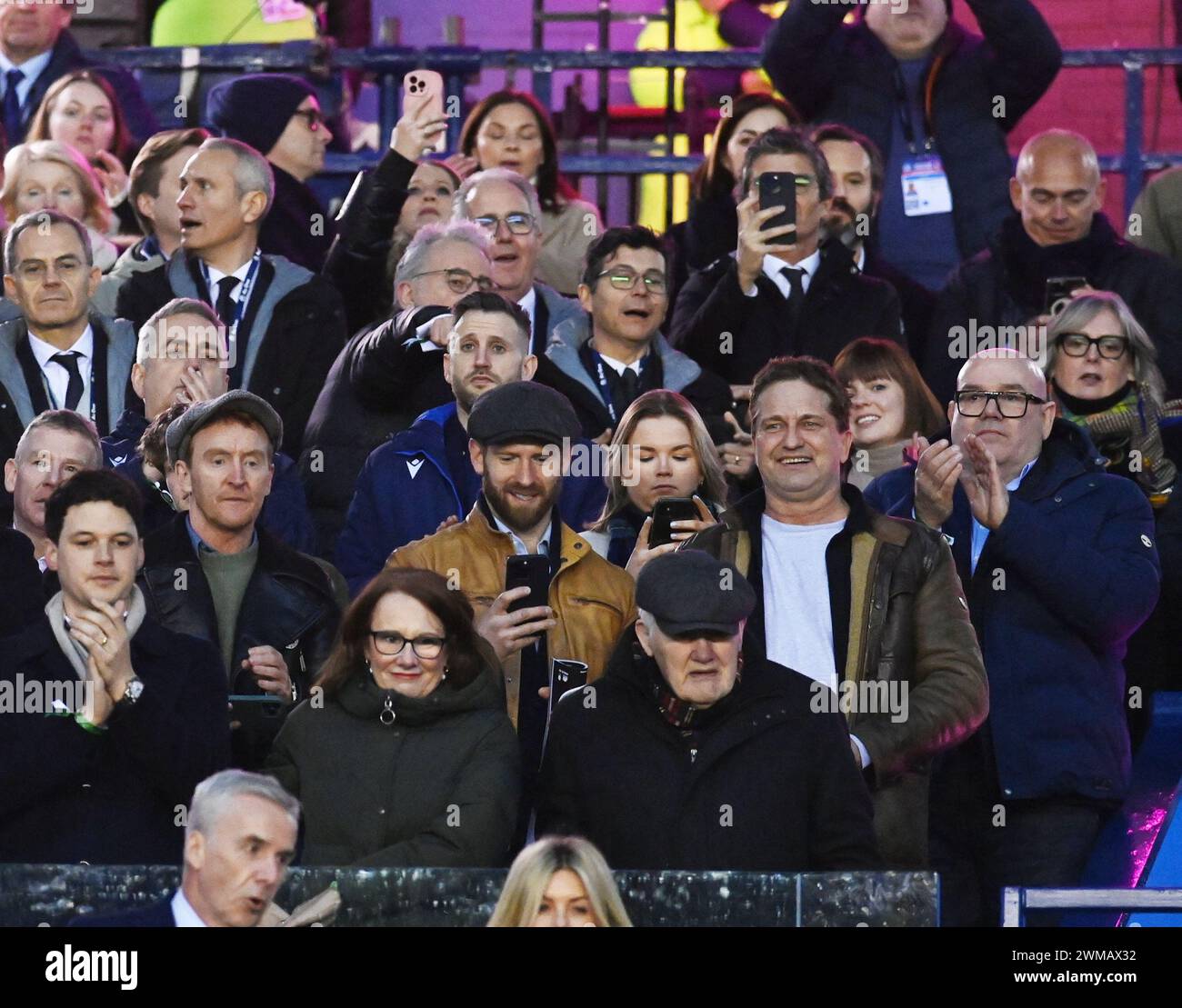 Scottish gas Murrayfield Stadium. Edimburgo, Regno Unito. 24 febbraio 2024. UK.The Mens Guinness Six Nations Match Scozia vs Inghilterra star di Hollywood, l'attore scozzese Gerard Butler (maglietta bianca) guarda la partita di rugby Scozia-Inghilterra mentre si prende una pausa dalle riprese in Irlanda del Nord . Crediti: eric mccowat/Alamy Live News Foto Stock