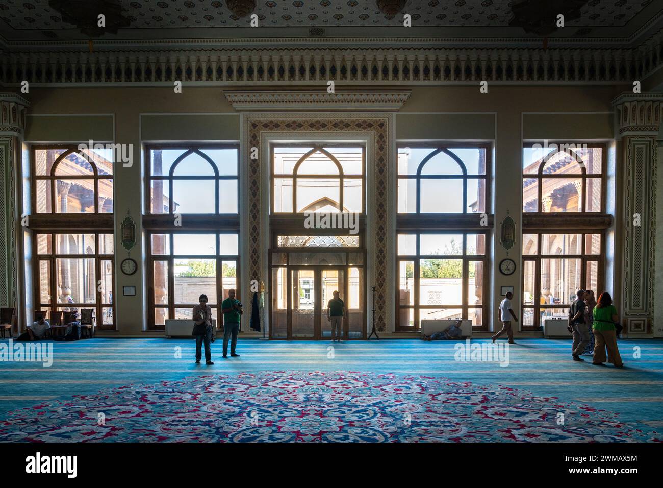 Tashkent, Uzbekistan-11 agosto 2023: Le persone visitano la moschea Khazrati Imam nel complesso Hazrati Imam durante una giornata di sole. Foto Stock
