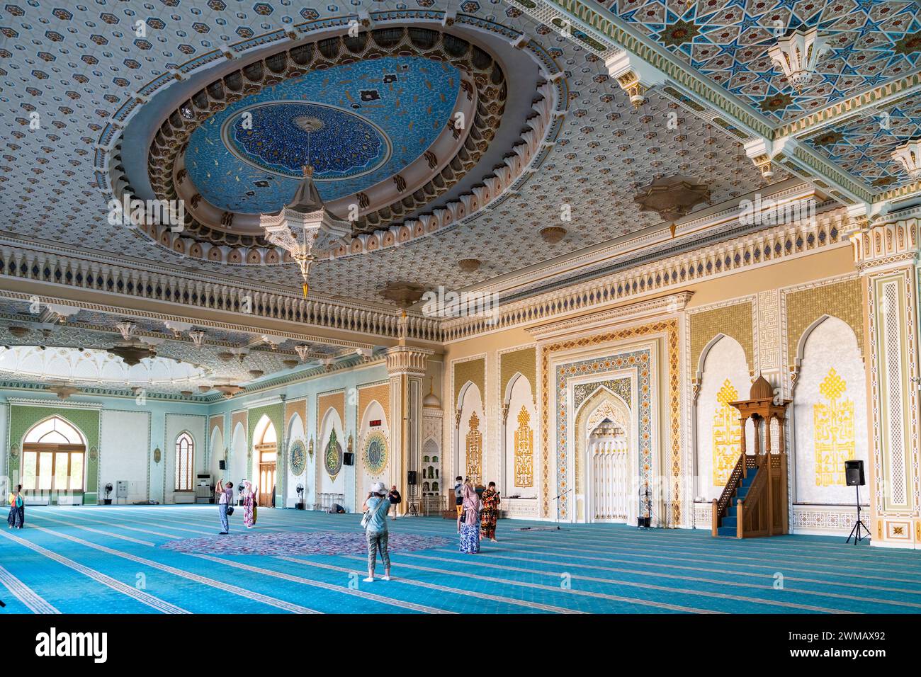Tashkent, Uzbekistan-11 agosto 2023: Le persone visitano la moschea Khazrati Imam nel complesso Hazrati Imam durante una giornata di sole. Foto Stock