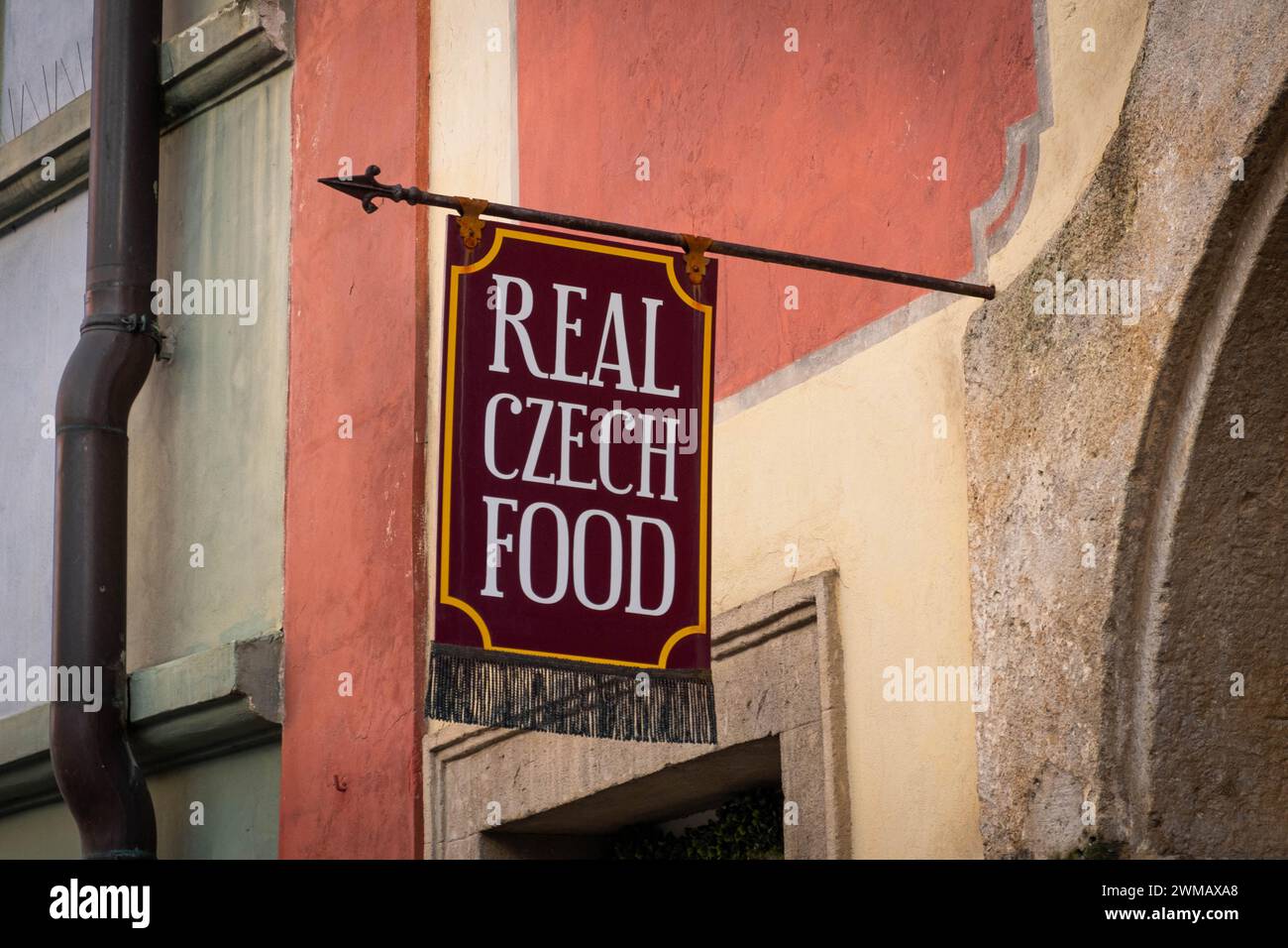 Praga, Repubblica Ceca - gennaio 2024: Insegna del vero cibo ceco sull'esterno del ristorante Foto Stock