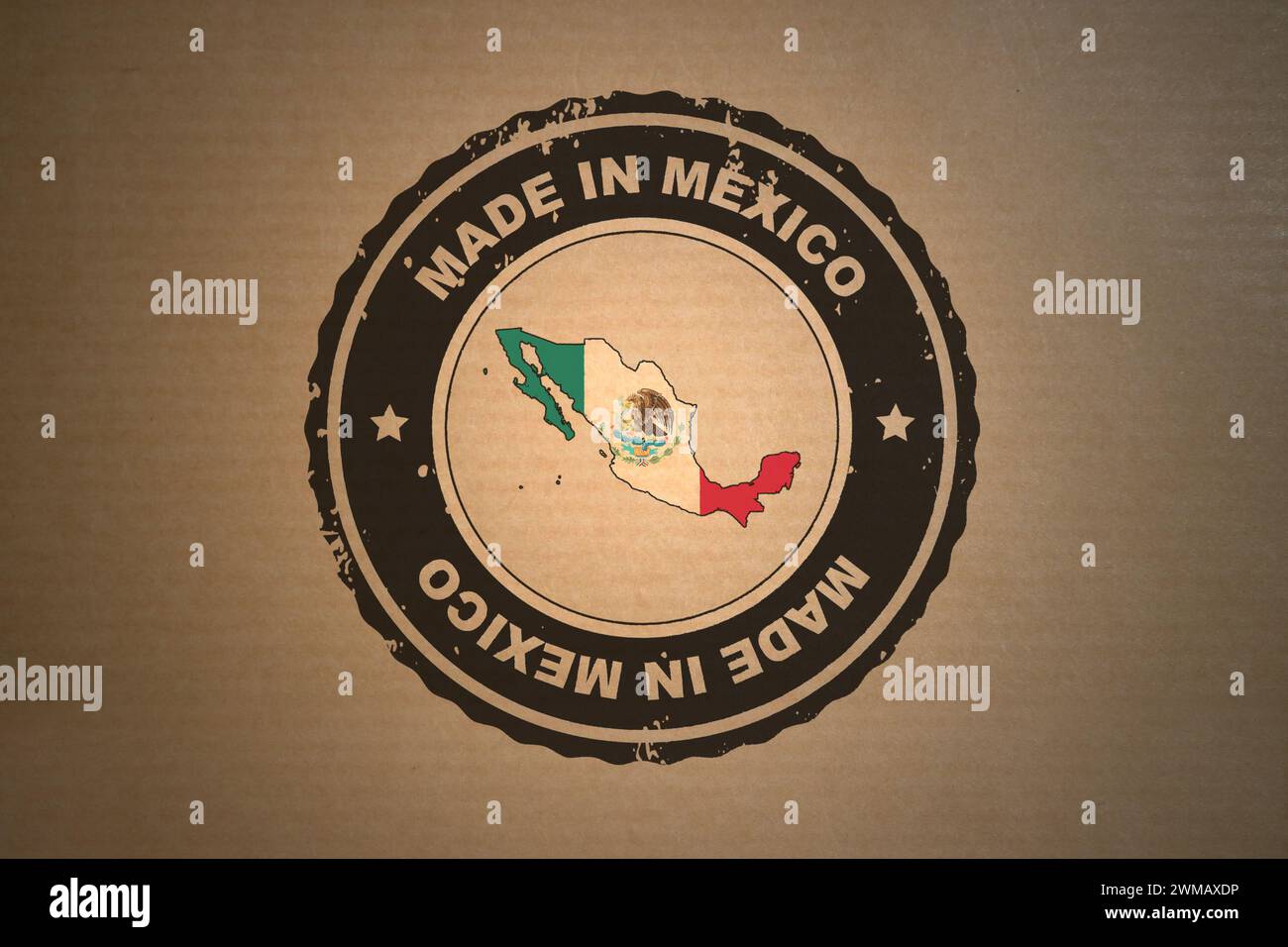 La carta marrone con al centro un francobollo in stile retrò prodotto in Messico include la mappa e la bandiera del Messico. Foto Stock