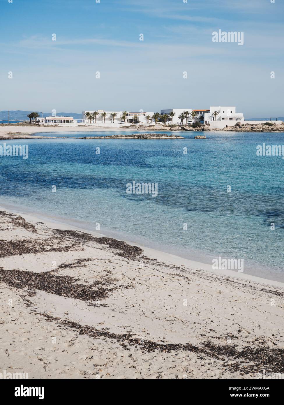 Es Pujols, Spagna; 20 febbraio 2024: Spiaggia es Pujols sull'isola di Formentera, tiro verticale Foto Stock
