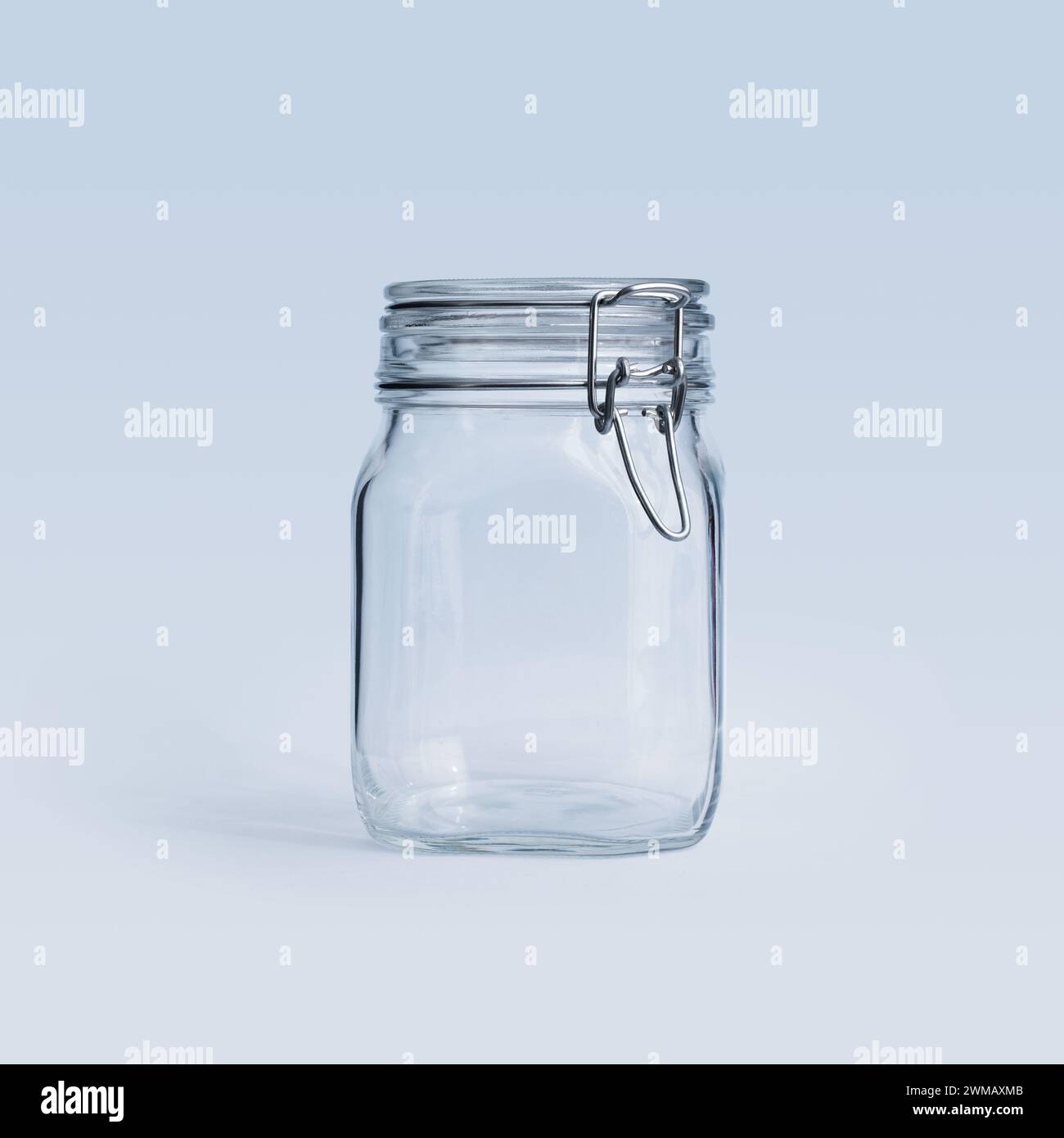 Contenitore in vetro a clip vuoto e pulito isolato, concetto di conservazione degli alimenti Foto Stock
