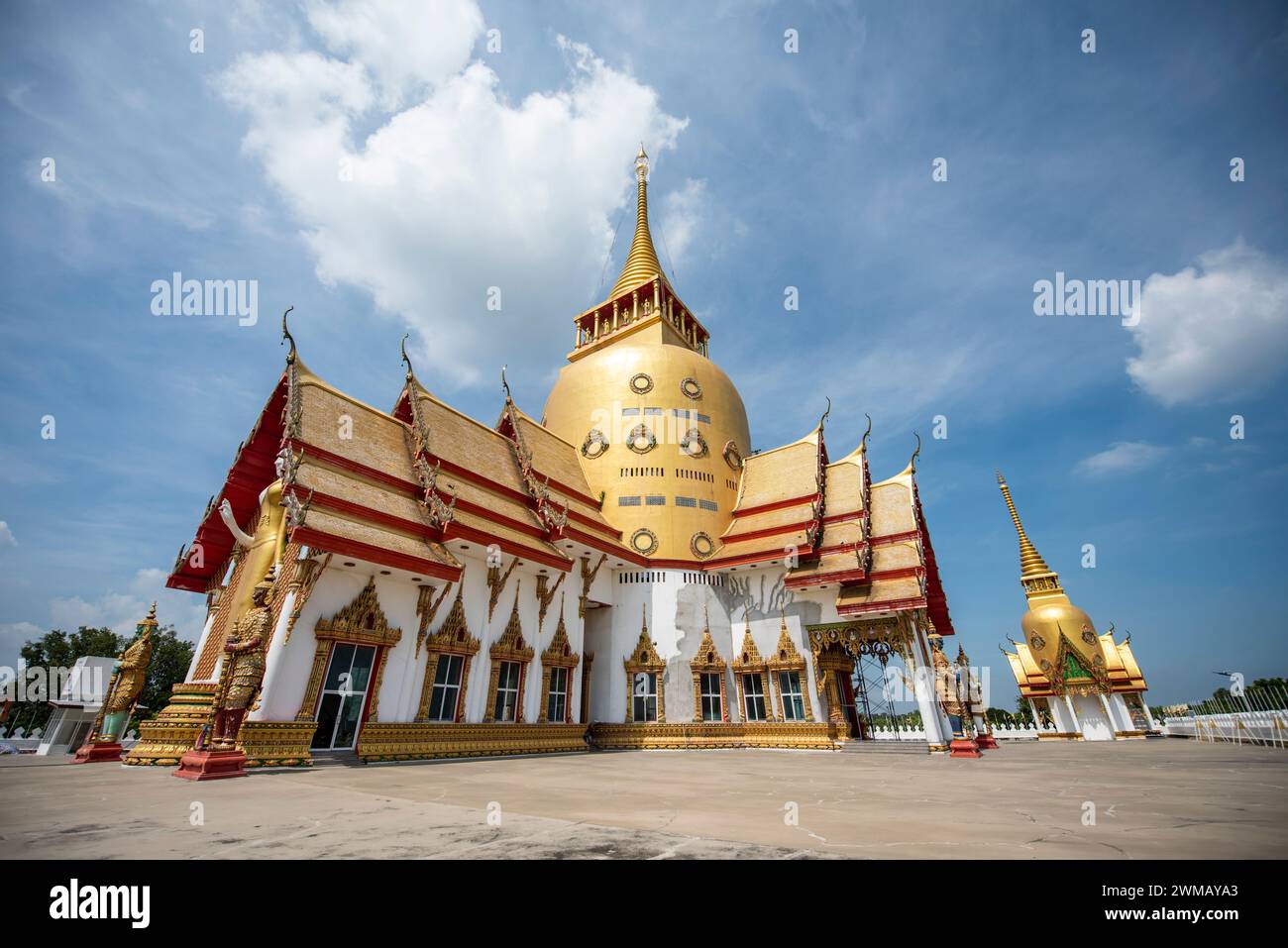 Il Wat Phrong Akat o Phra Archan Somchai vicino alla città di Mueang Chachoengsao nella provincia di Chachoengsao in Thailandia. Thailandia, Chachoengsao, Novemb Foto Stock