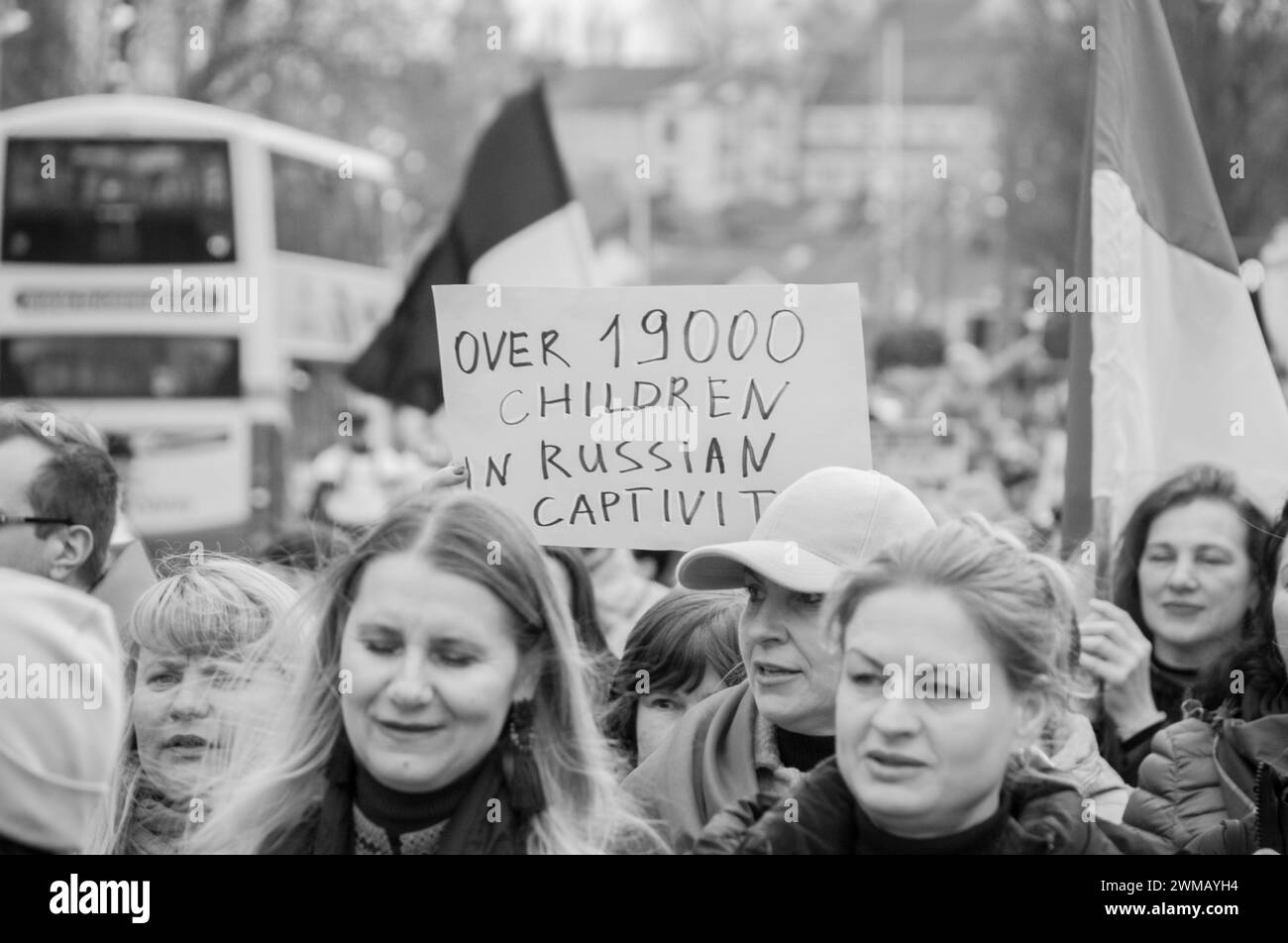 Cork, Irlanda. 24 febbraio 2024. Oggi ricorre il secondo anniversario dell'invasione su vasta scala dell'Ucraina da parte della Russia. In risposta, centinaia di ucraini si sono riuniti per una marcia nella città di Cork. Crediti: Karlis Dzjamko/Alamy Live News Foto Stock