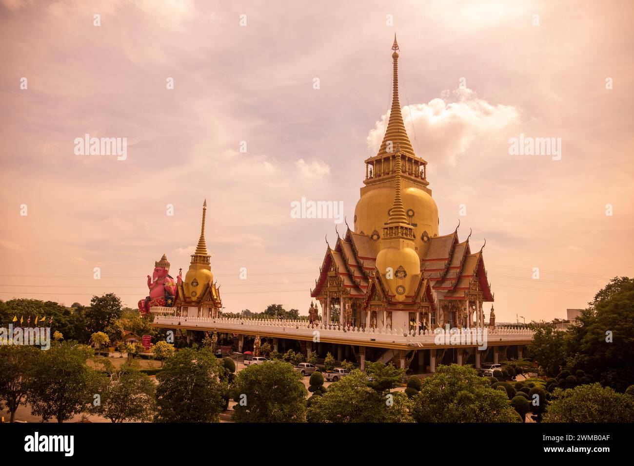 Il Wat Phrong Akat o Phra Archan Somchai vicino alla città di Mueang Chachoengsao nella provincia di Chachoengsao in Thailandia. Thailandia, Chachoengsao, Novemb Foto Stock