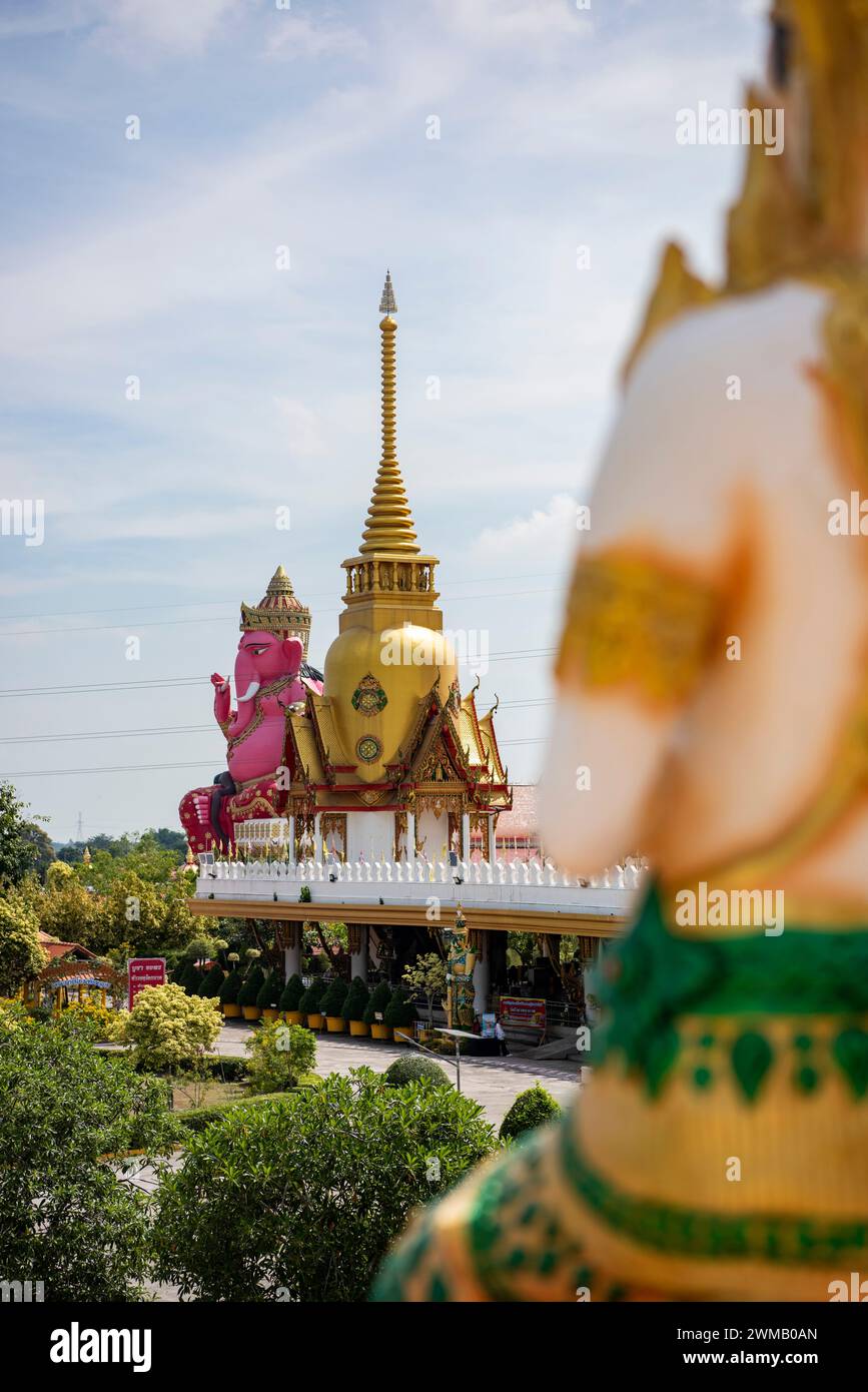 Il Wat Phrong Akat o Phra Archan Somchai vicino alla città di Mueang Chachoengsao nella provincia di Chachoengsao in Thailandia. Thailandia, Chachoengsao, Novemb Foto Stock