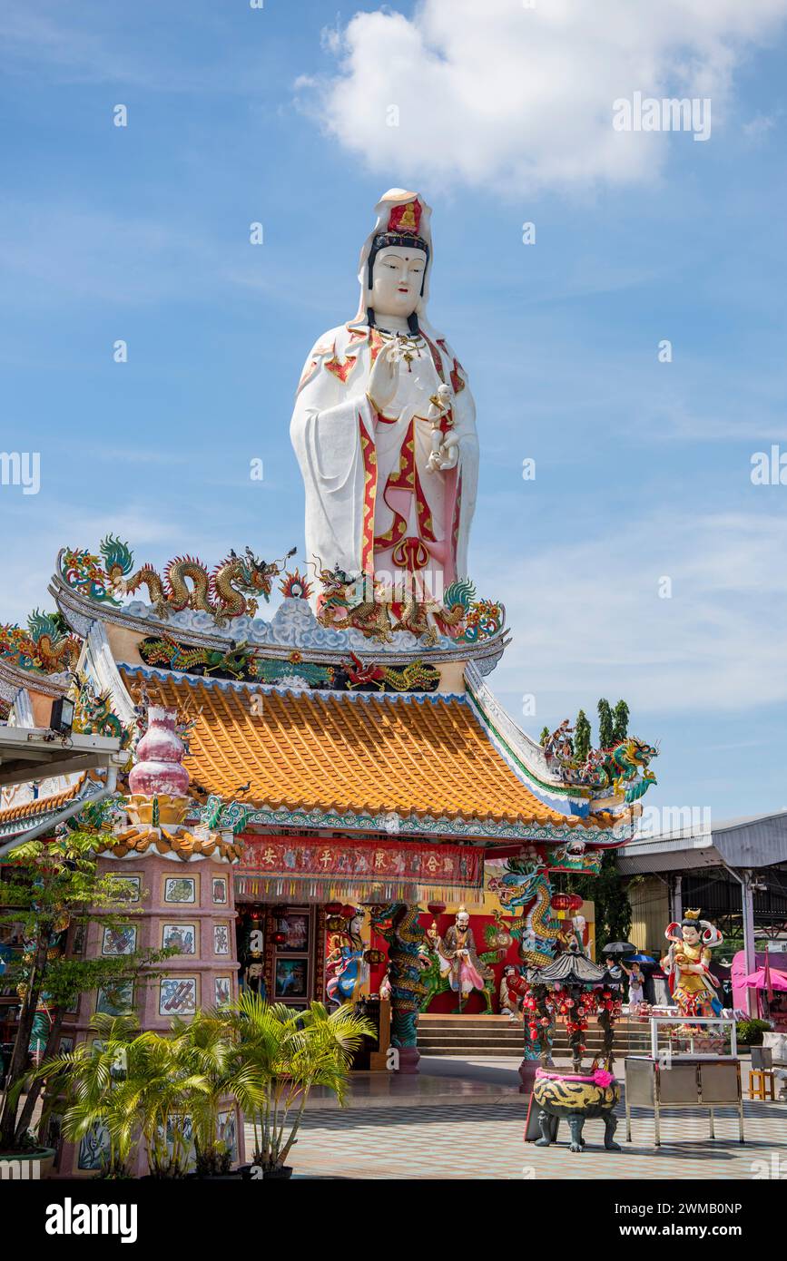 Il Wat Saman Rattanaram nella città di Mueang Chachoengsao nella provincia di Chachoengsao in Thailandia. Thailand, Chachoengsao, 3 novembre 2023 Foto Stock