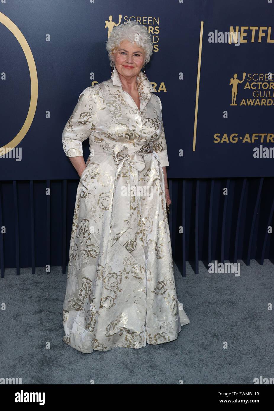 LOS ANGELES, CALIFORNIA, USA - 24 FEBBRAIO: Annette Badland indossa Atelier Versace SS15 Couture arriva al 30° Annual Screen Actors Guild Awards tenutosi presso lo Shrine Auditorium e Expo Hall il 24 febbraio 2024 a Los Angeles, California, Stati Uniti. (Foto di Xavier Collin/Image Press Agency) Foto Stock