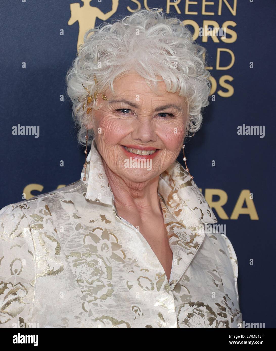 LOS ANGELES, CALIFORNIA, USA - 24 FEBBRAIO: Annette Badland indossa Atelier Versace SS15 Couture arriva al 30° Annual Screen Actors Guild Awards tenutosi presso lo Shrine Auditorium e Expo Hall il 24 febbraio 2024 a Los Angeles, California, Stati Uniti. (Foto di Xavier Collin/Image Press Agency) Foto Stock