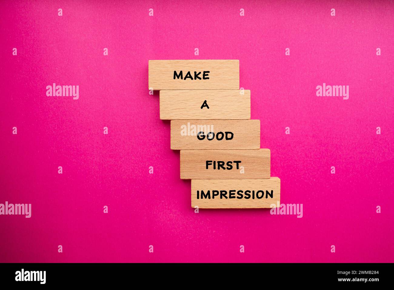 Fai una buona prima impressione parole scritte su blocchi di legno con sfondo rosa. Simbolo concettuale. Copia spazio. Foto Stock