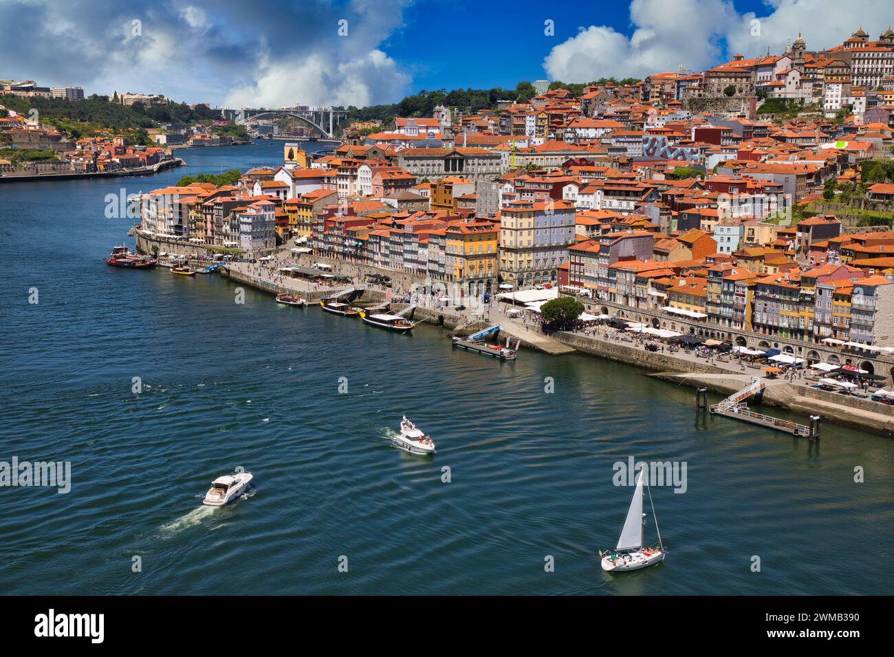 Cais da Ribeira, Rio Douro, Vista dal ponte Dom Luis i, Porto, Portogallo Foto Stock