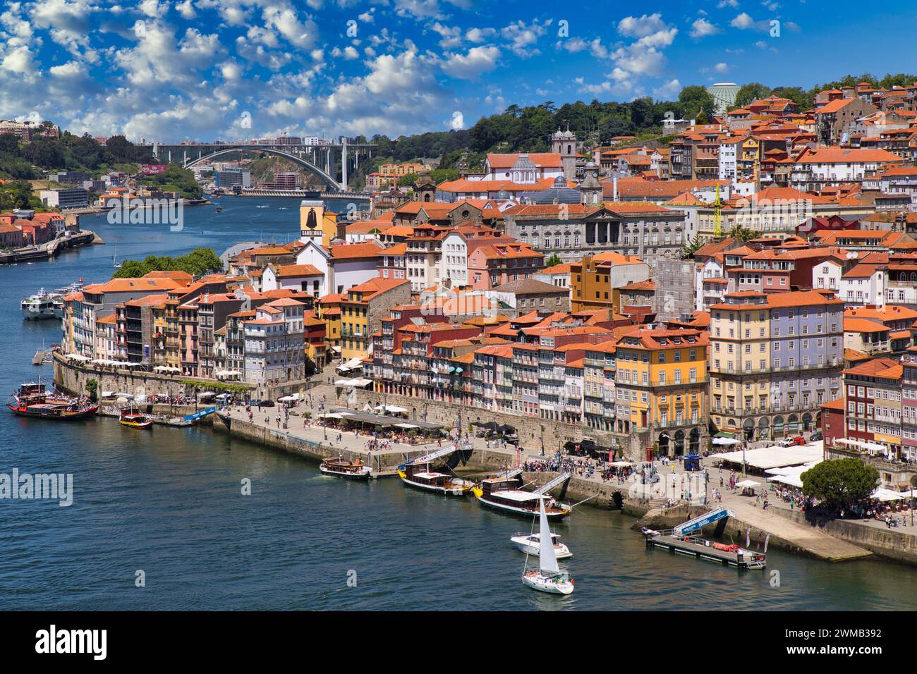 Cais da Ribeira, Rio Douro, Vista dal ponte Dom Luis i, Porto, Portogallo Foto Stock