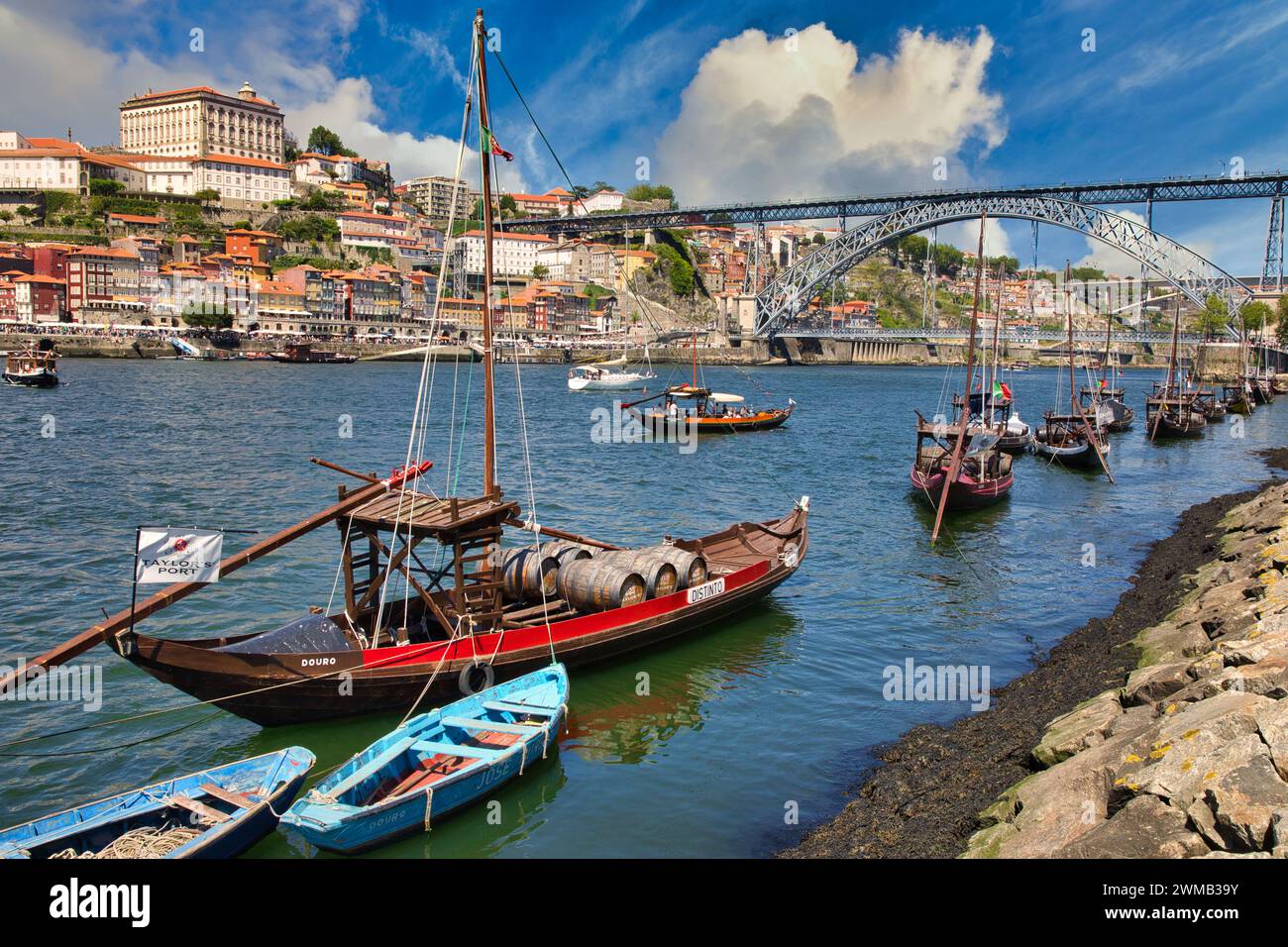 Barche da carico tradizionali portoghesi in legno che trasportano vino porto, Rio Douro fiume, Vila Nova de Gaia, Ponte Dom Luis i ponte, Porto, Portogallo Foto Stock