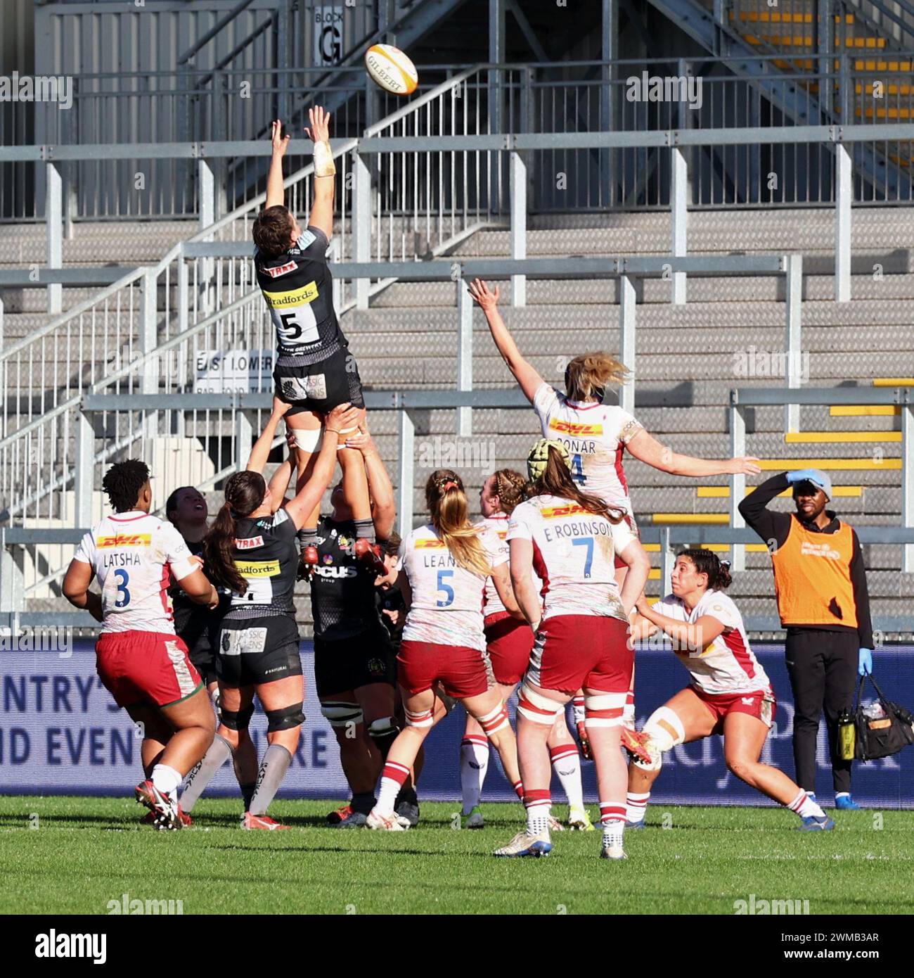 Exeter, Devon, Regno Unito. 24 febbraio 2024. Allianz Premiership Women's Rugby: Exeter Chiefs vs Harlequins Women at Sandy Park, Exeter, Devon, Regno Unito. Nella foto: Line out Credit: Nidpor/Alamy Live News Foto Stock