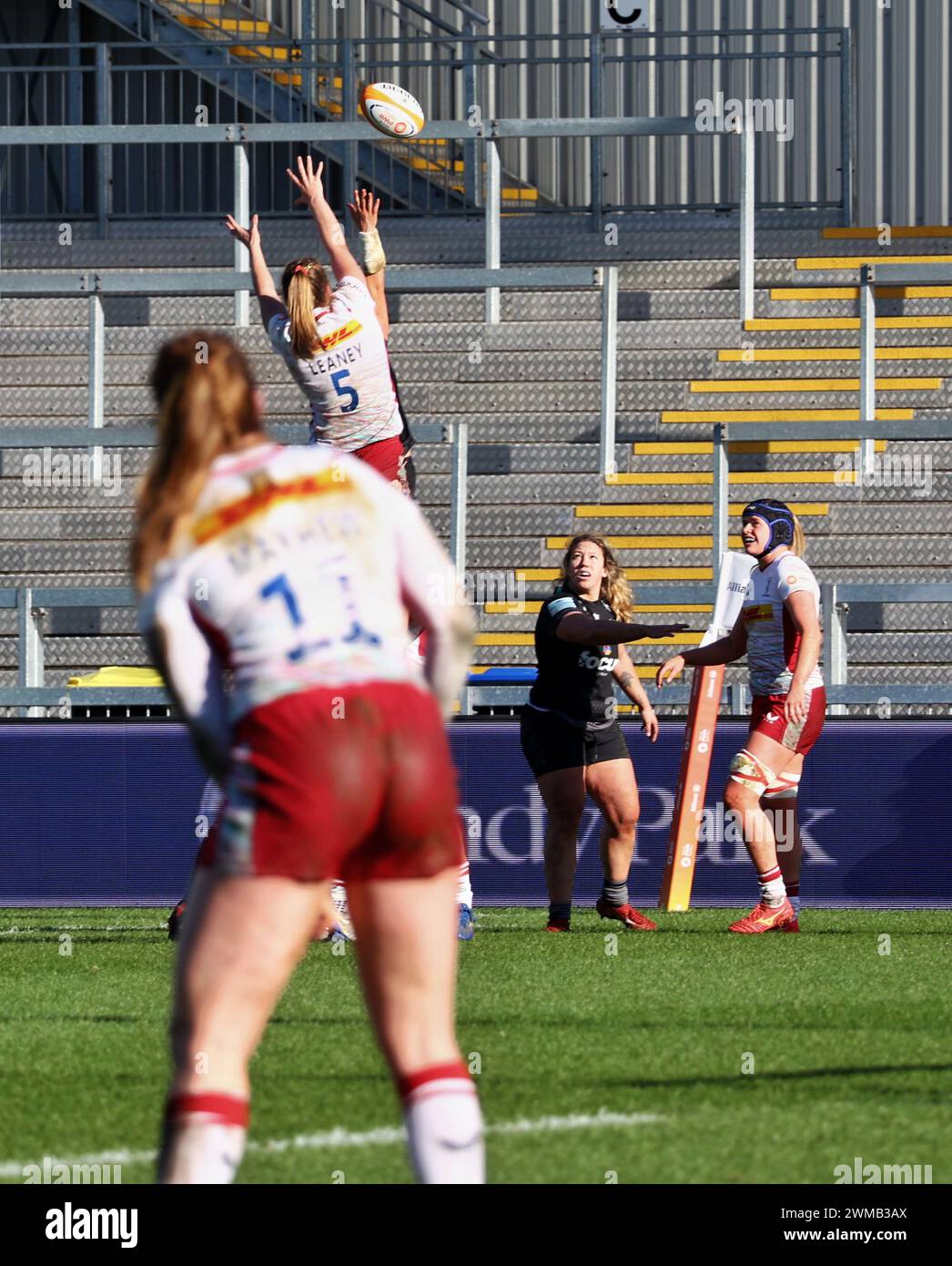 Exeter, Devon, Regno Unito. 24 febbraio 2024. Allianz Premiership Women's Rugby: Exeter Chiefs vs Harlequins Women at Sandy Park, Exeter, Devon, Regno Unito. Nella foto: Line out Credit: Nidpor/Alamy Live News Foto Stock