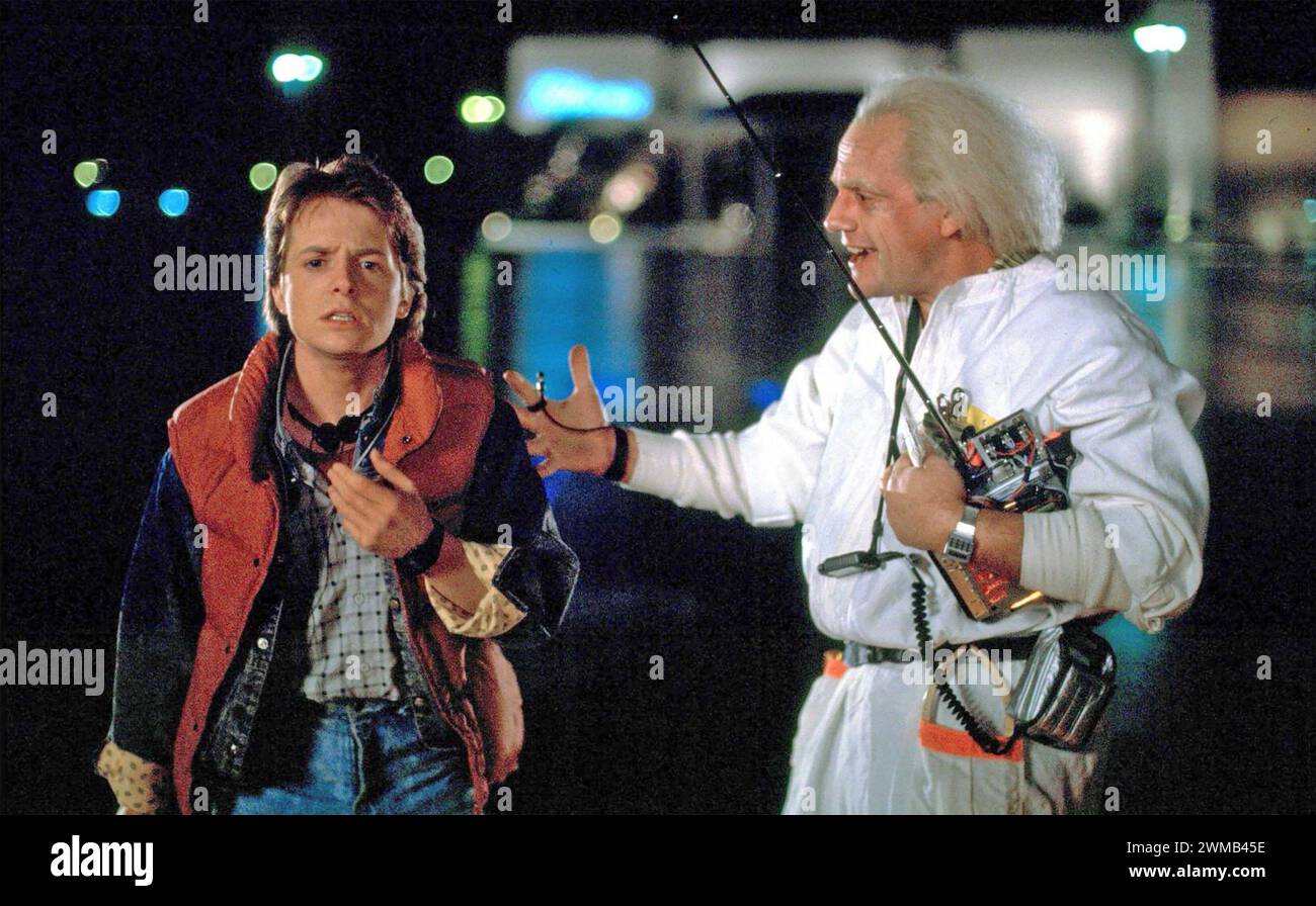 RITORNO AL FUTURO film della Universal Pictures del 1985 con Michael J. Fox a sinistra come studente delle superiori e aspirante musicista e Christopher Lloyd nel ruolo di Emmett 'Doc' Brown un eccentrico scienziato che sperimenta i viaggi nel tempo Foto Stock