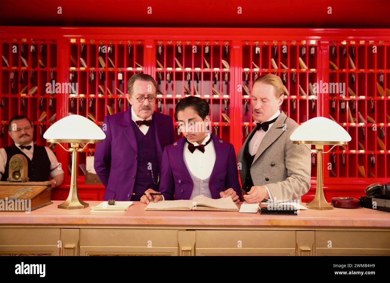 THE GRAND BUDAPEST HOTEL 2014 Fox Searchlight Pictures film con da sinistra : Larry Pine, Tony Revolori e Owen Wilson Foto Stock