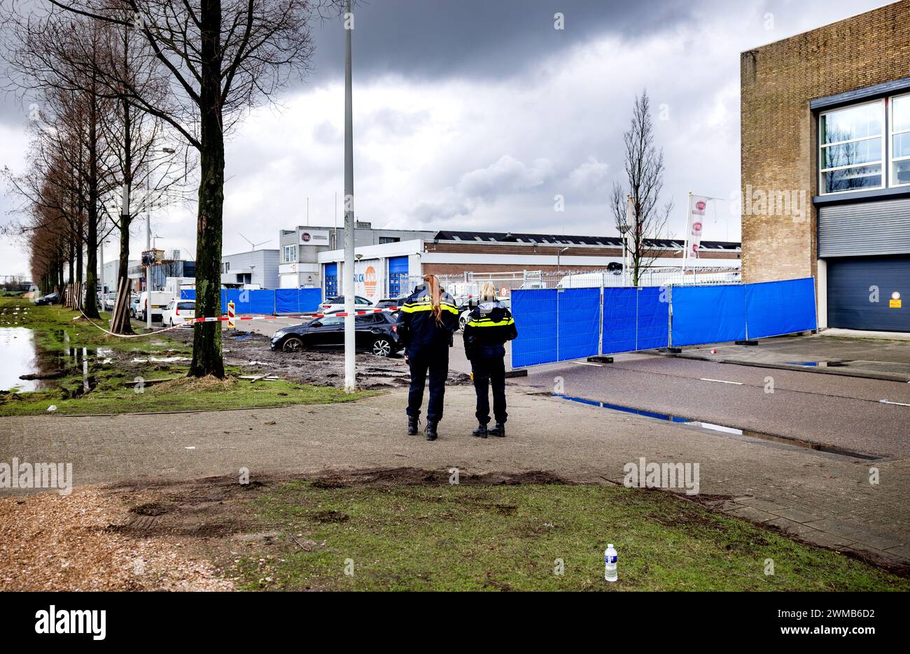 AMSTERDAM - la scena della sparatoria nel parco degli affari di Rhoneweg vicino alla stazione di Amsterdam Sloterdijk, dove è stato ucciso un residente di 26 anni ad Amsterdam. ANP RAMON VAN FLYMEN netherlands Out - belgio Out Foto Stock